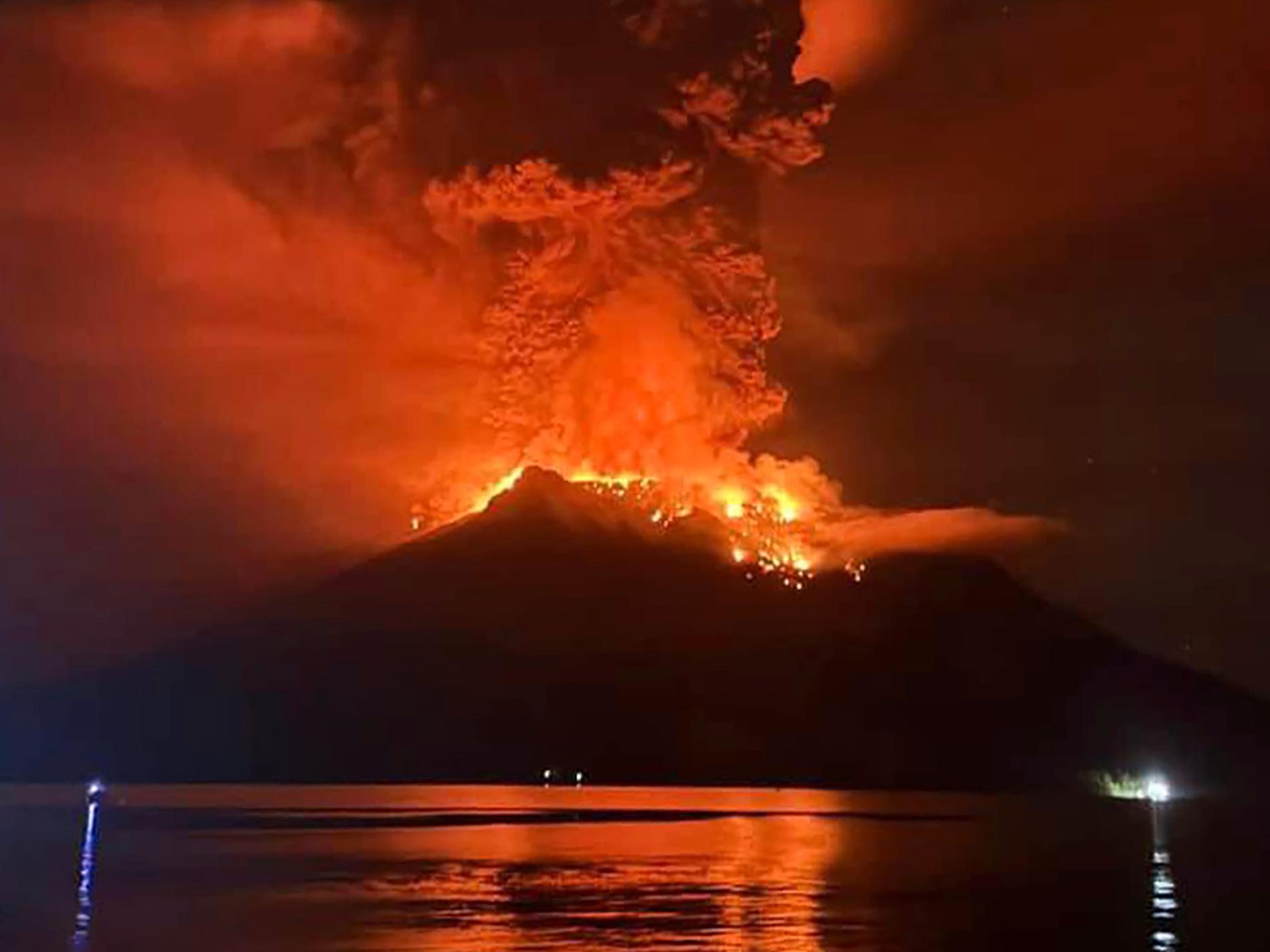 Tusentals evakueras efter vulkanutbrott