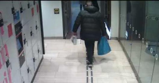 Övervakningskameror på Stockholms Centralstation fångar mannen när han går in på toaletten i tjock jacka. Senare kommer han ut med en annan jacka.