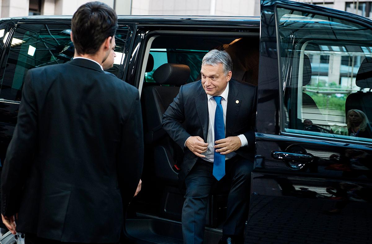 Victor Orbán anländer till toppmötet i Bryssel.