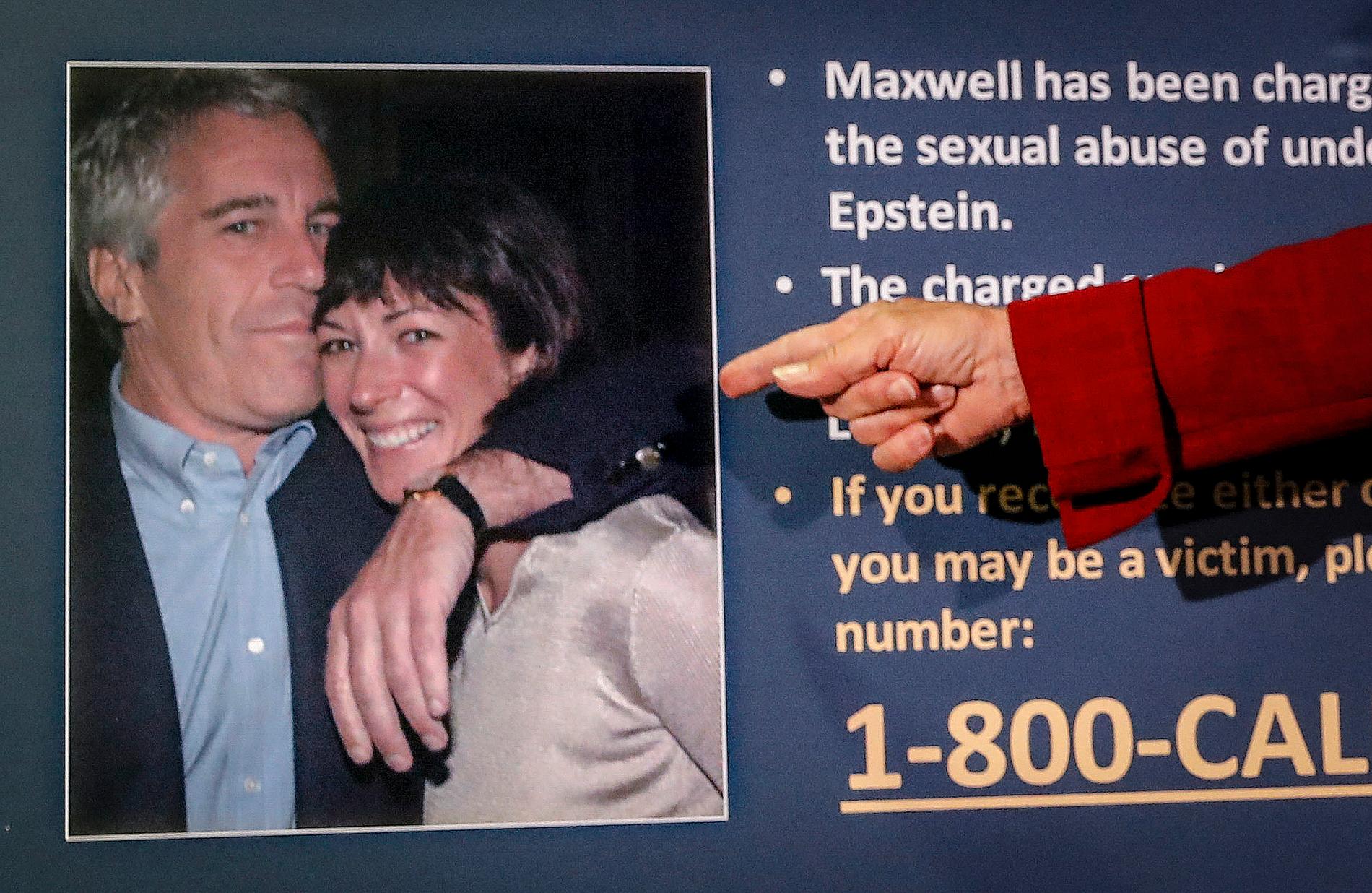 Ett foto på Jeffery Epstein och Ghislaine Maxwell som åklagaren Audrey Strauss pekar på i samband med att åtal väcks mot Maxwell i juli 2020.