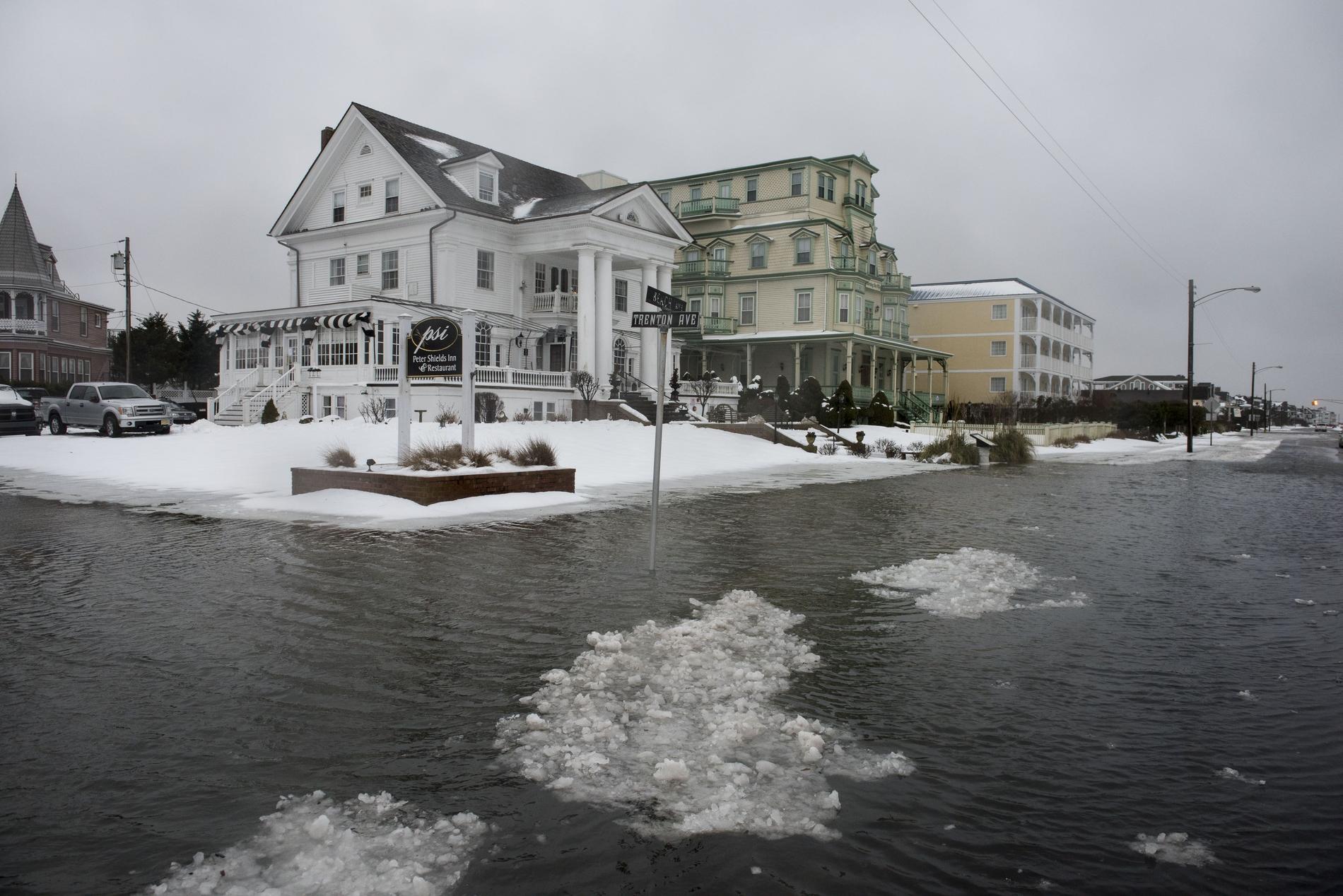 Stormen och högvatten orsakade översvämningar på Beach Avenue i Cape May, New Jersey.