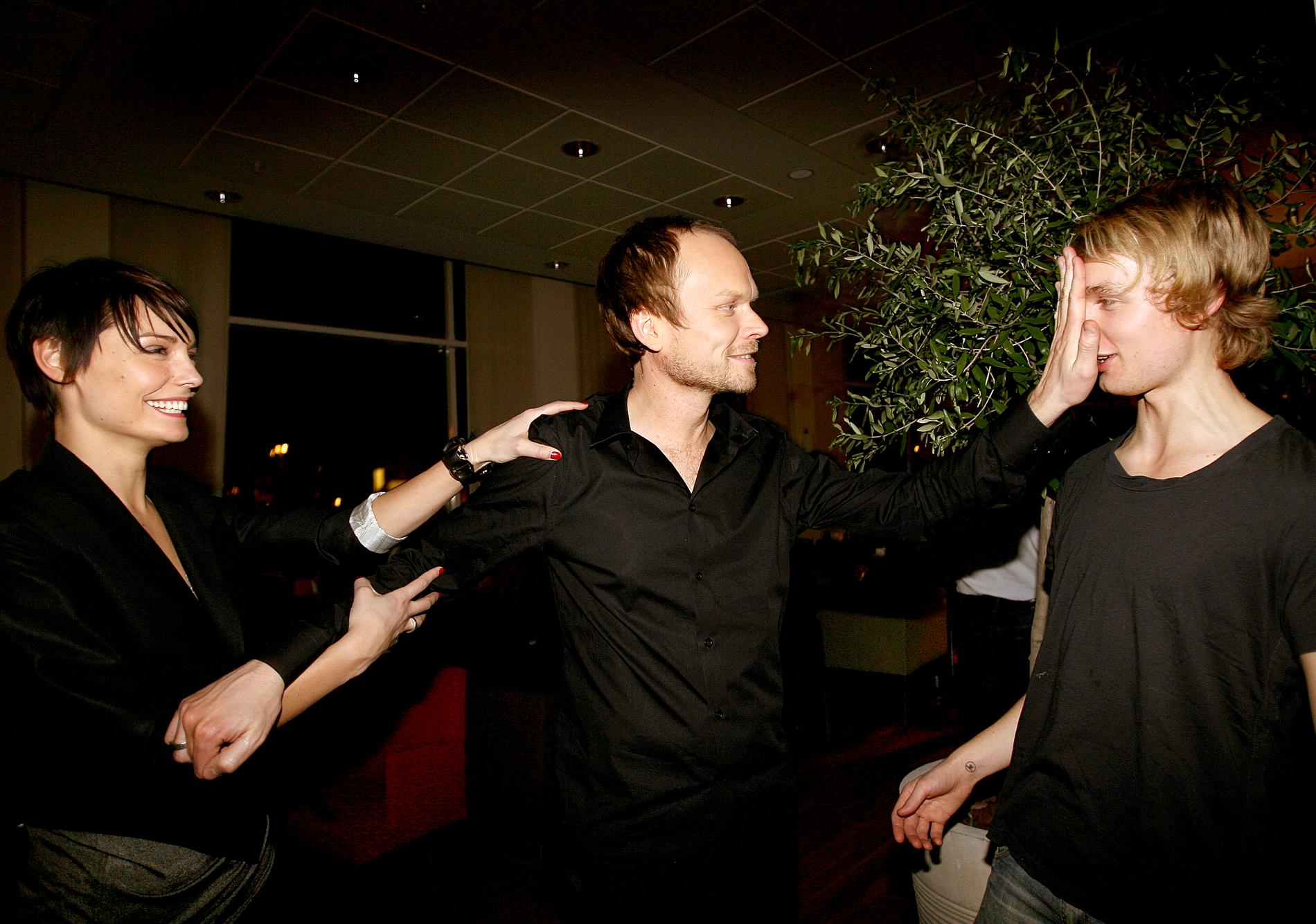 Carina Berg, Kristian Luuk och Björn Gustafsson spexar för kamerorna efter den uppmärksammade mellanakten i Melodifestivalen 2008.
