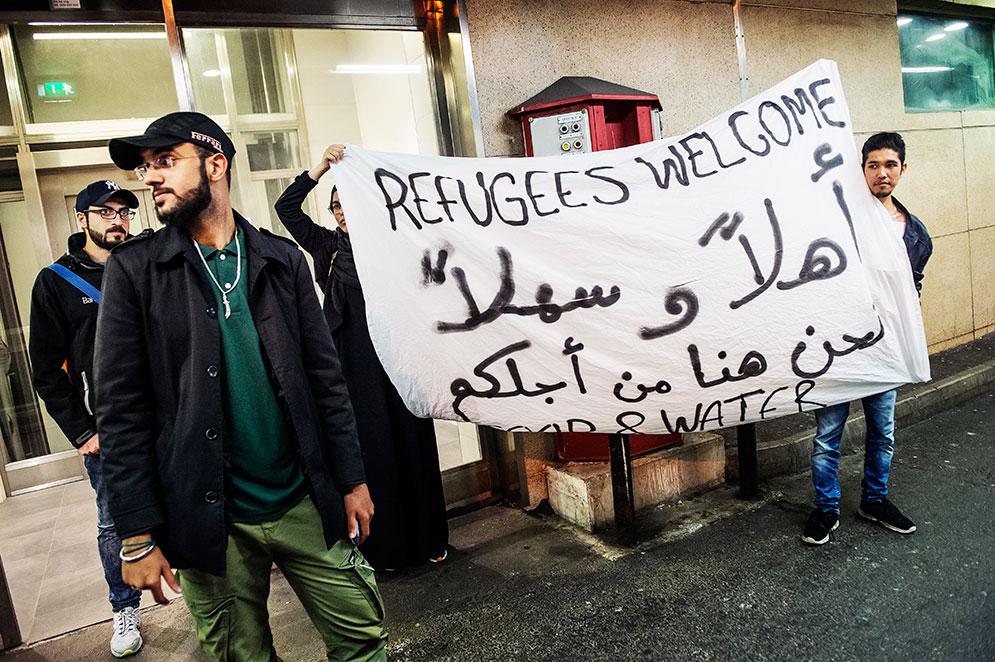 Många sökte sig till Centralstationen i Stockholm för att hälsa flyktingarna välkomna.