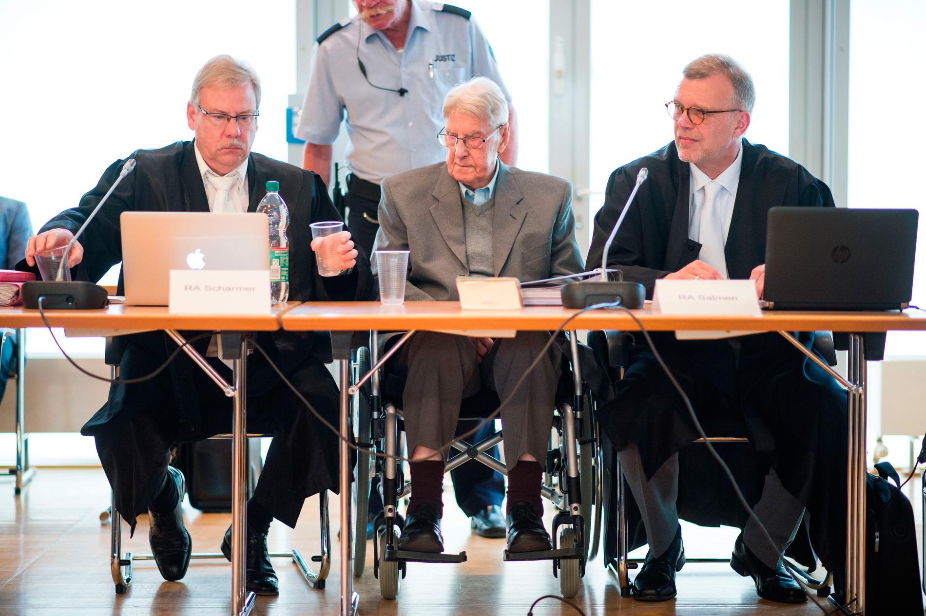 Reinhold Hanning (mitten) mellan sina advokater under rättegången.