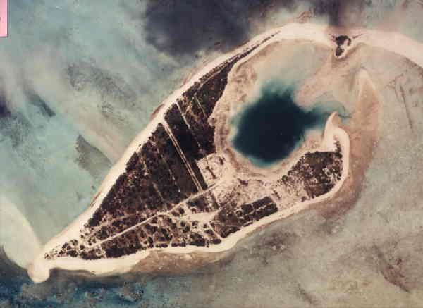 2. MARSHALLÖARNA Krater från ett amerikanskt kärnvapenprov på Marshallöarna på 1950-talet.