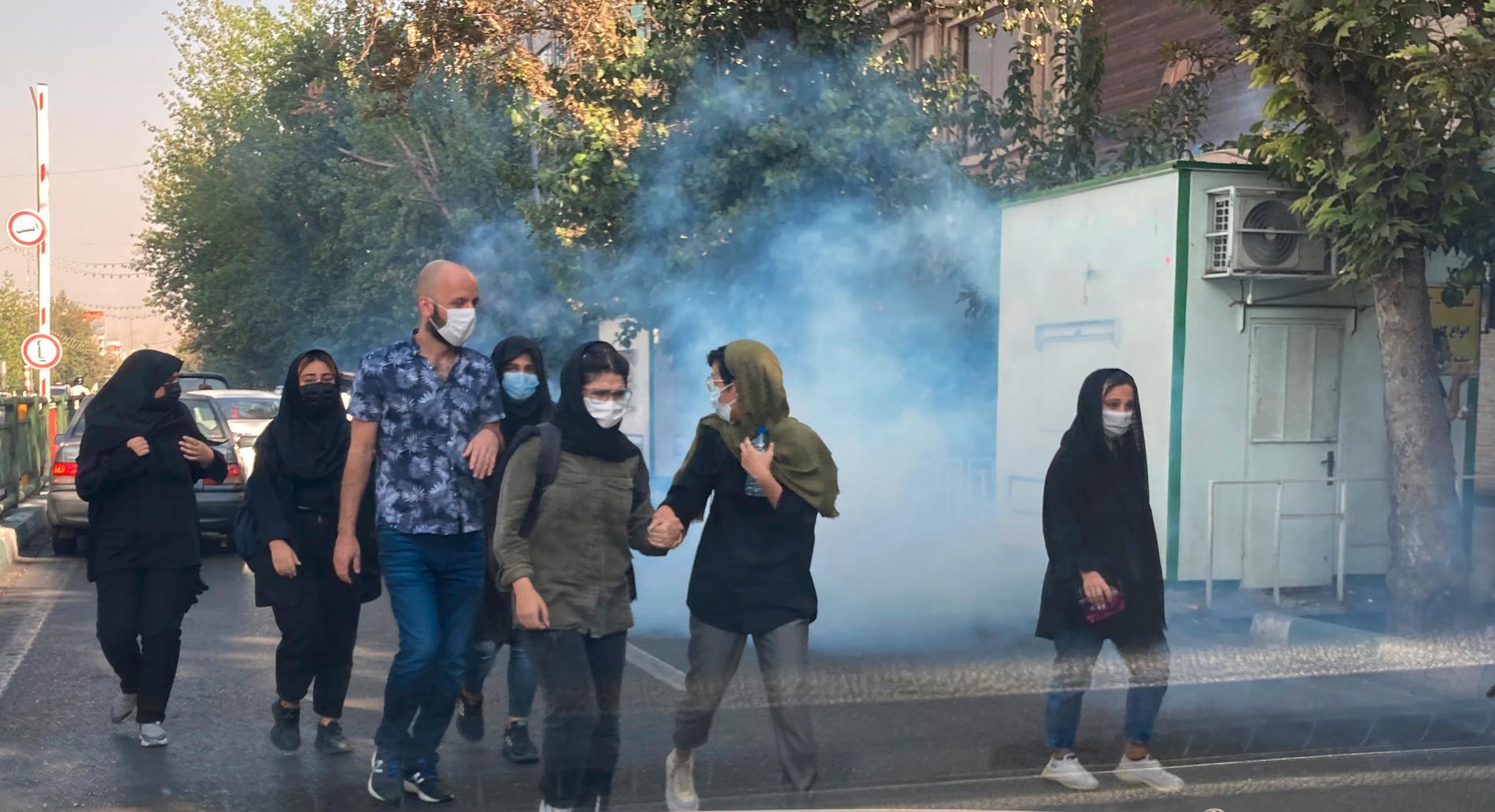 Teheran, Iran. Tårgas har avfyrats mot demonstranterna i syfte att skingra människor. 