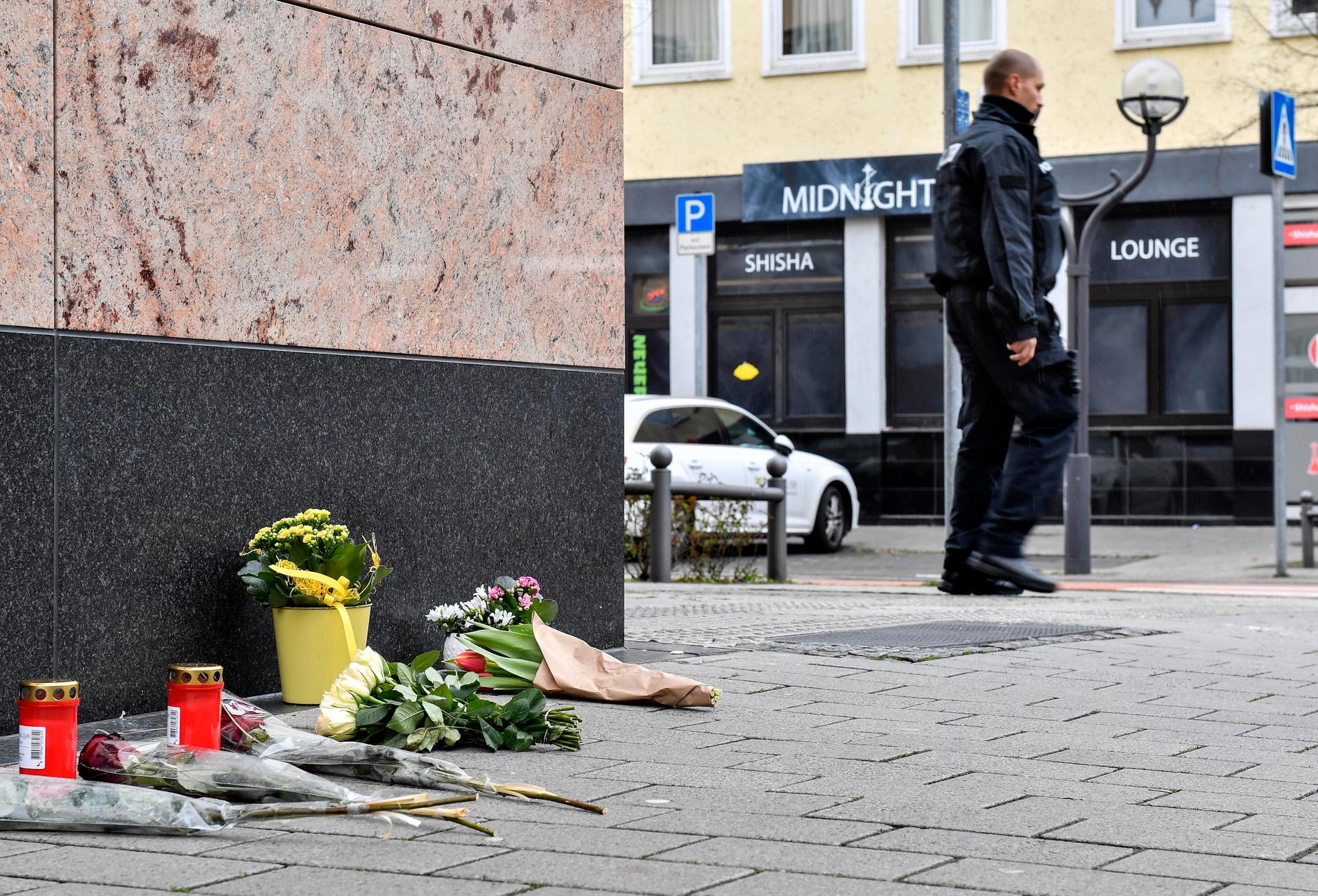 Blommor framför en av de platser där flera personer mördades sent på onsdagskvällen i staden Hanau i Tyskland.