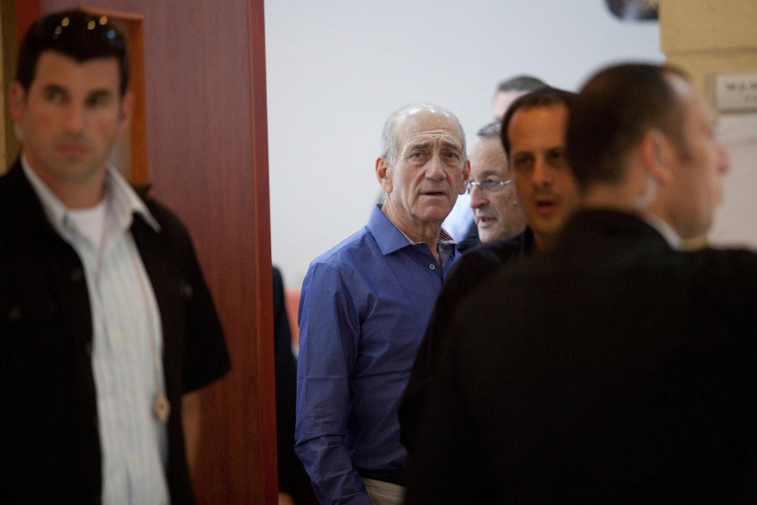 Ehud Olmert döms till åtta månaders fängelse.