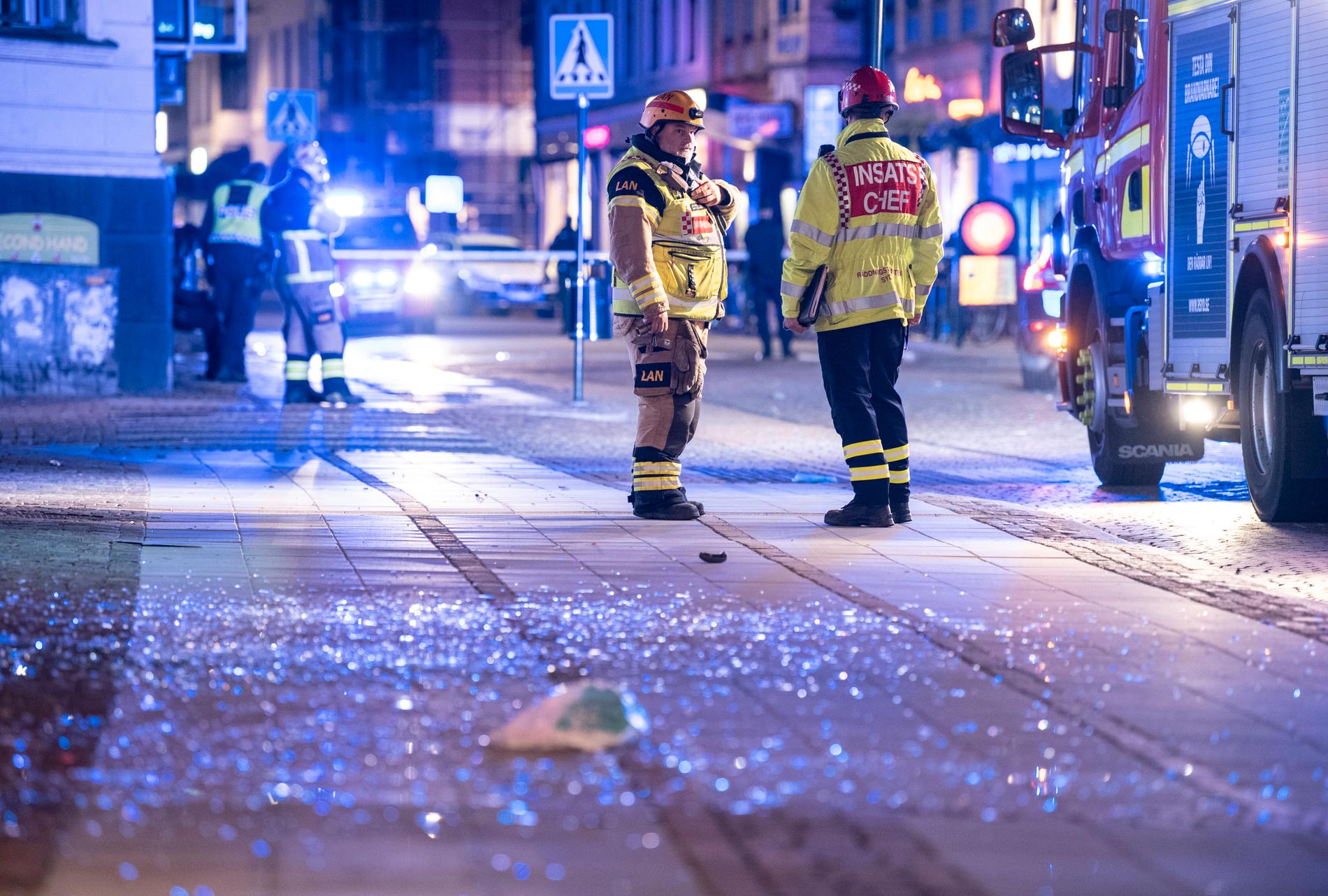 Räddningstjänsten på plats på Stora Södergatan i centrala Lund efter en explosion i entrén till en livsmedelsbutik natten till den 14 september. En ung kvinna skadades allvarligt. Arkivbild.
