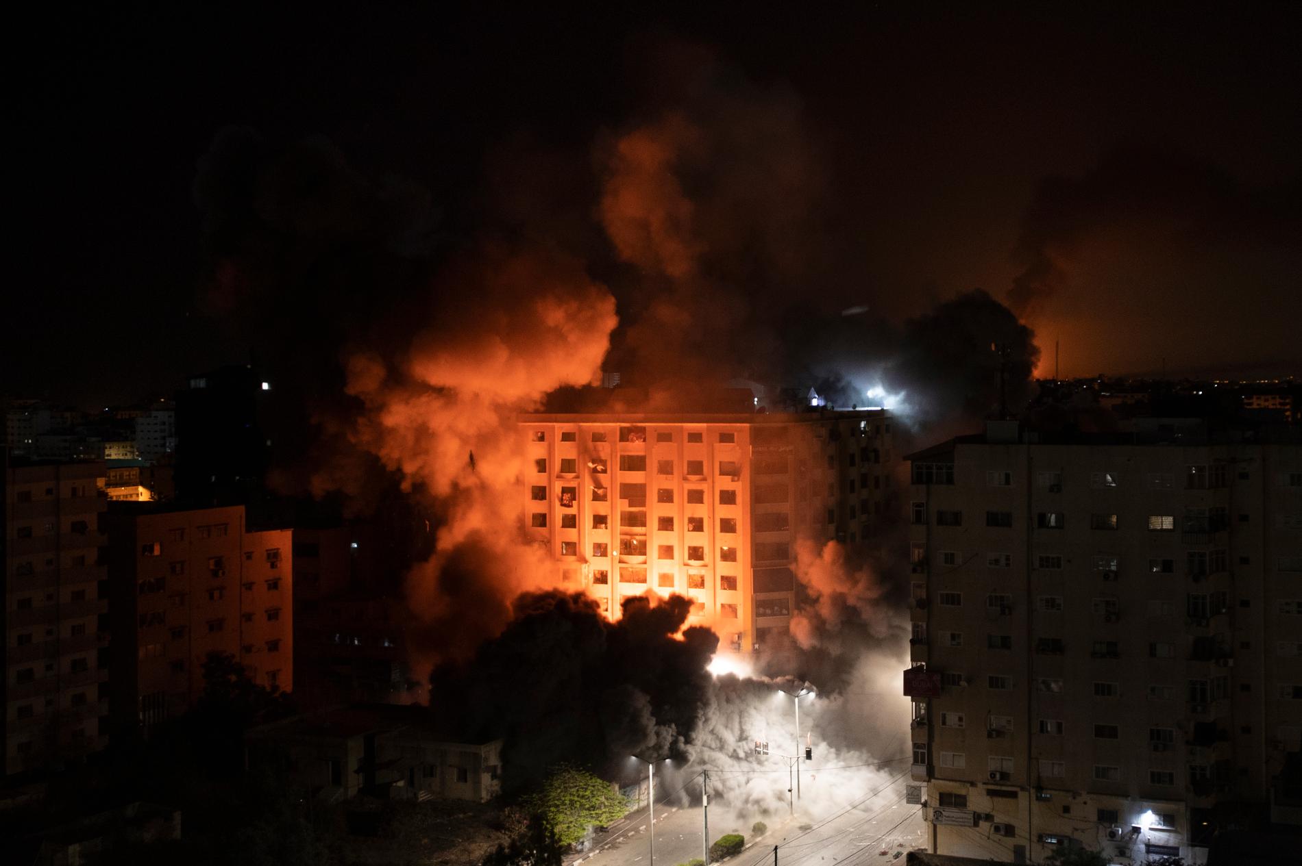 Rök och eld efter flyganfall i Gaza.