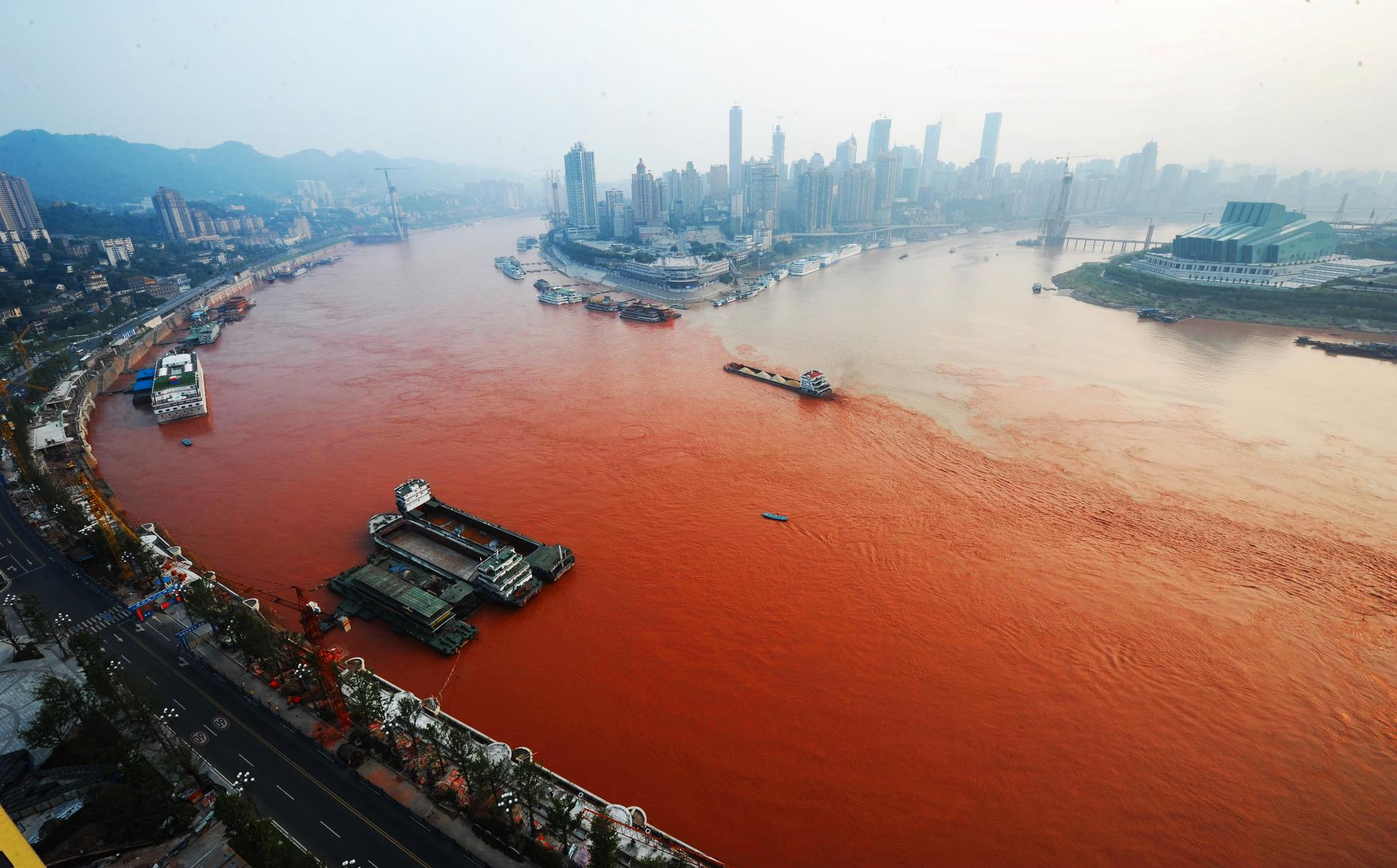 Den mäktiga Yangtzefloden ringlar genom Chongqing.