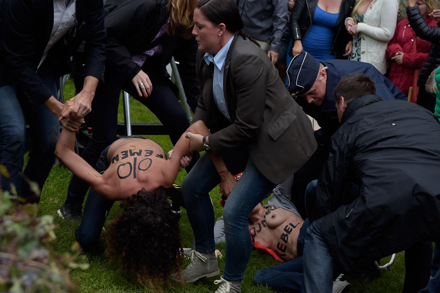 Aktivisterna avbröt Reinfeldt under hans tal.