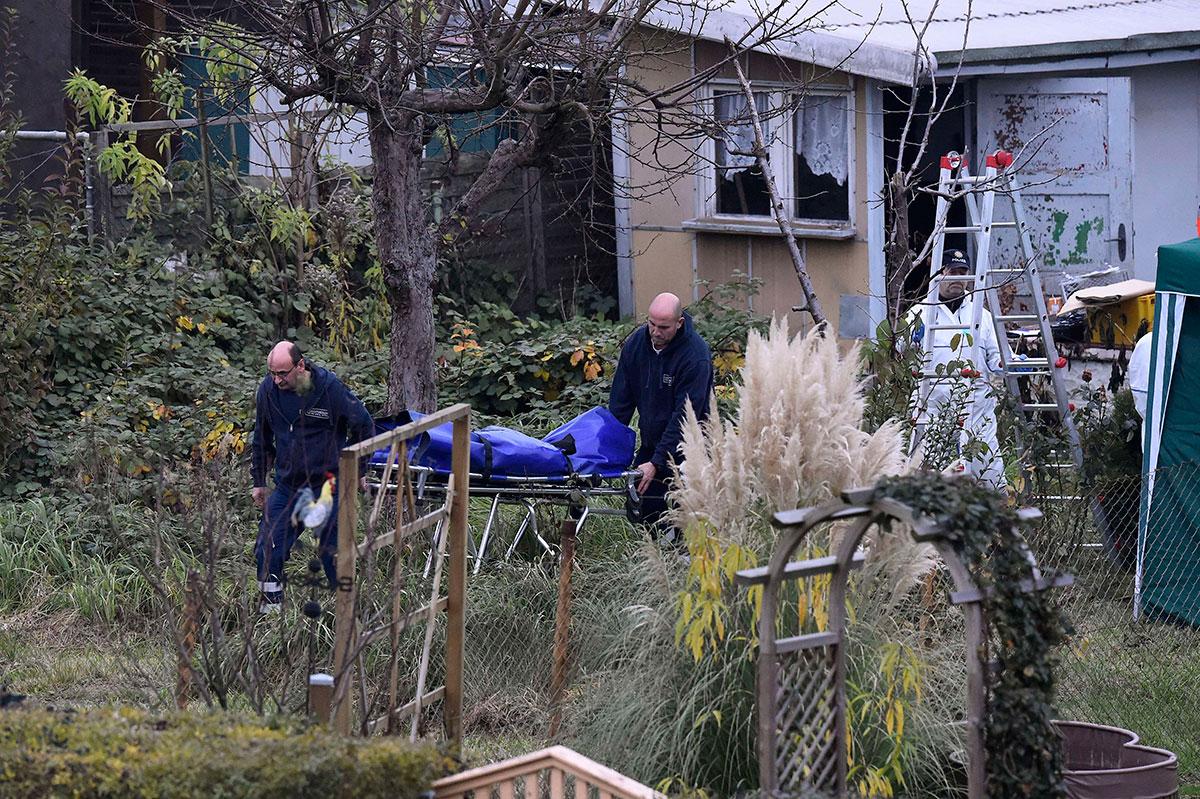Poliser bär ut en kropp i koloniträdgården söder om Berlin, i sökandet efter försvunna Elias, sex.