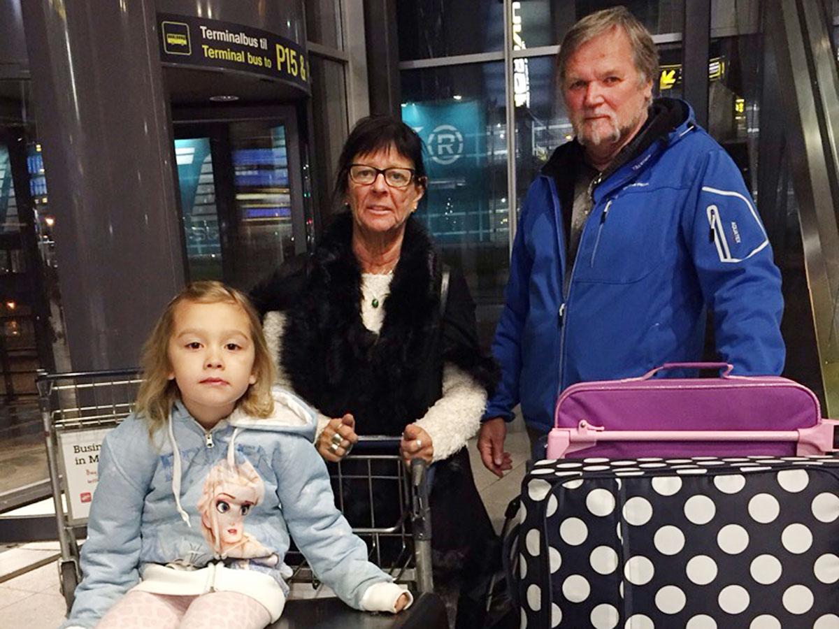 Anna-Lena Andersson, till vänster, Rolf Svensson, och deras barnbarn Savannah.