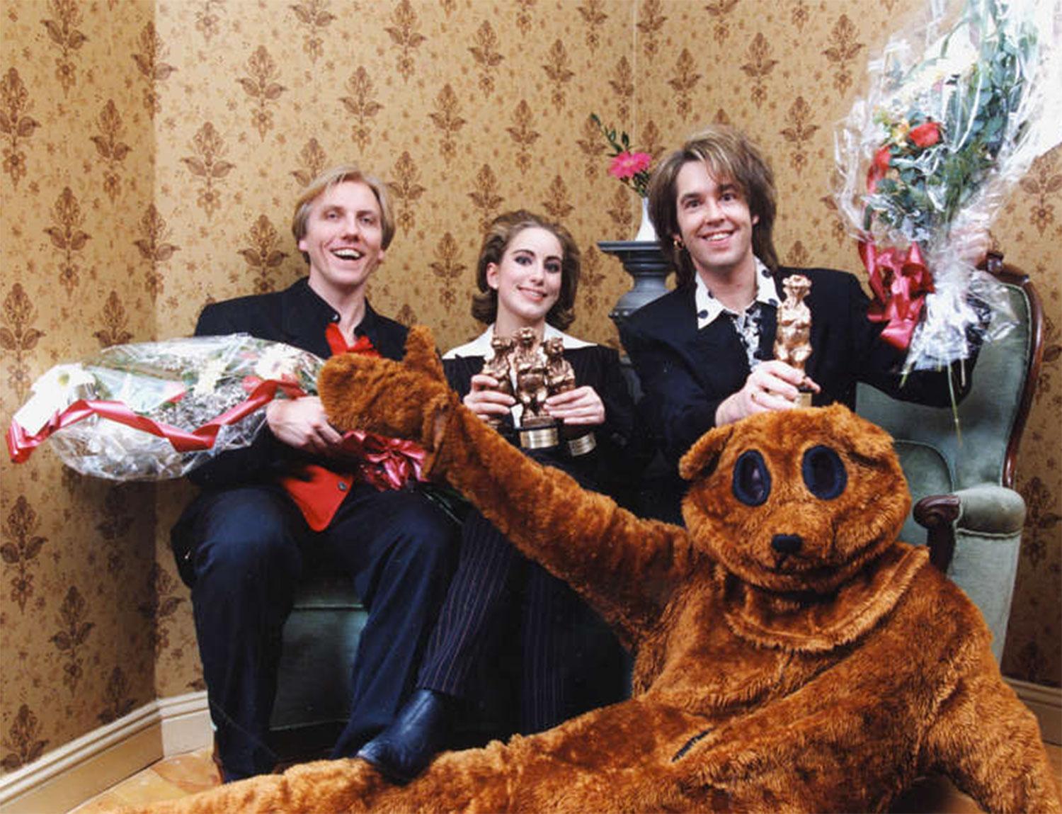 1993 såg björnen ut så här när han träffade Lisa Nilsson och Per Gessle.