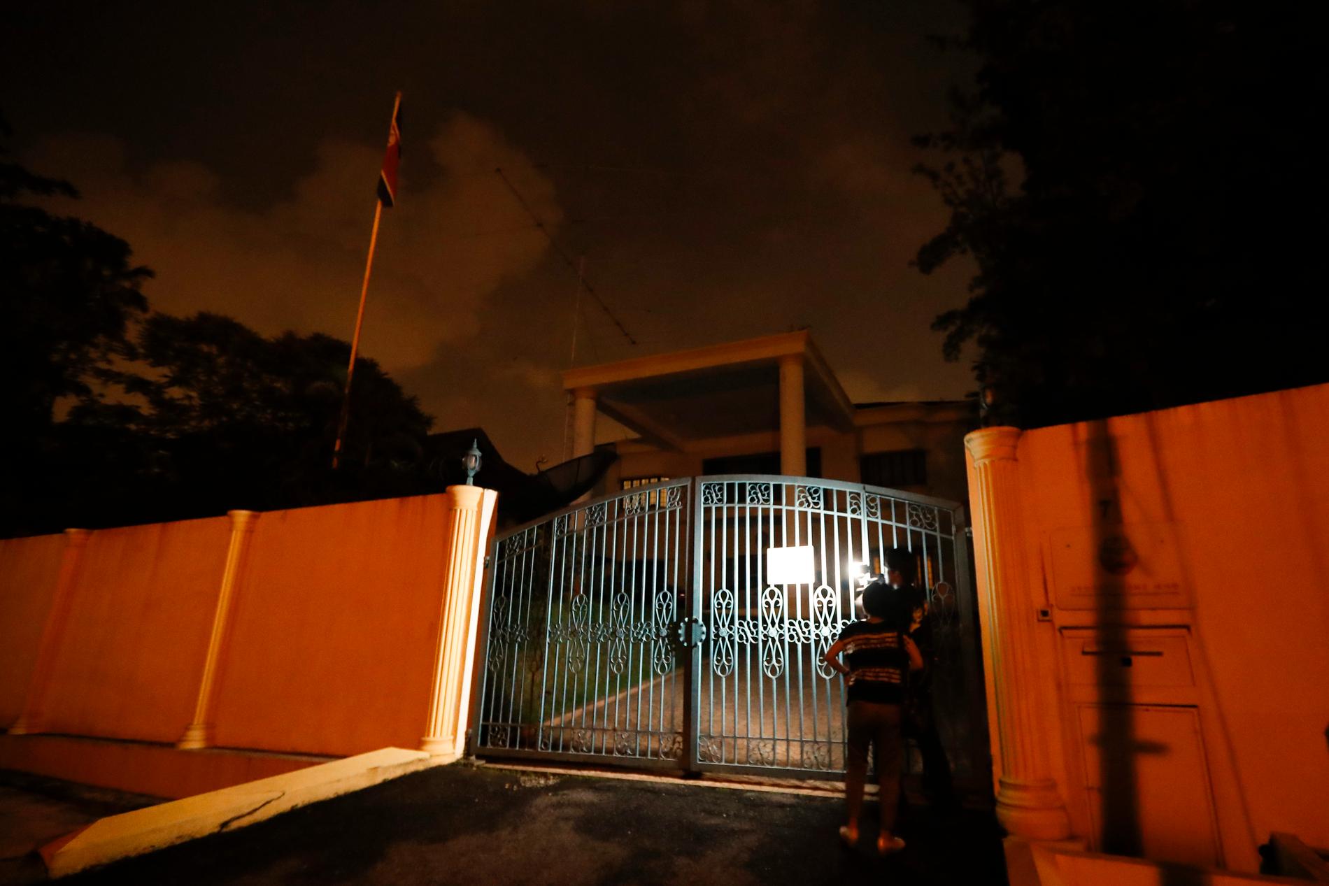 Media samlas utanför Nordkoreas ambassad i Malaysia.