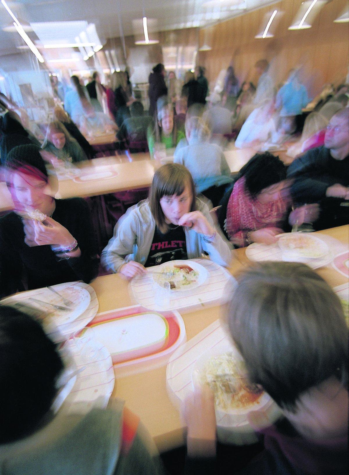 möte med barn I Södertälje tror politikerna att pensionärerna skulle må bra av att äta tillsammans med skolbarnen. ”Det kan vara ett bra sätt för ensamma pensionärer att få träffa andra”, säger äldreomsorgsnämndens ordförande Kerstin Pettersson.