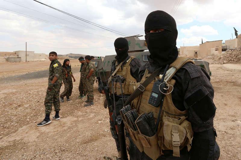 Specialtrupper från USA-stödda Syria Democratic Forces, SDF, som främst består av syrier och kurder, utanför Manbij i norra Syrien. SDF har inlett en offensiv mot IS-fästet Raqqa några mil längre österut.