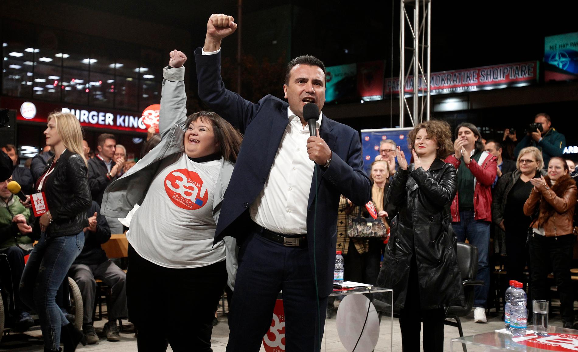 Makedoniens premiärminister Zoran Zaev vill att landets invånare röstar ja till namnbytet och hans överenskommelse med sin grekiske kollega Alexis Tsipras, som kan ta den forna jugoslaviska delrepubliken ett steg närmare EU och Nato. Bilden är från ett valmöte i staden Tetovo.