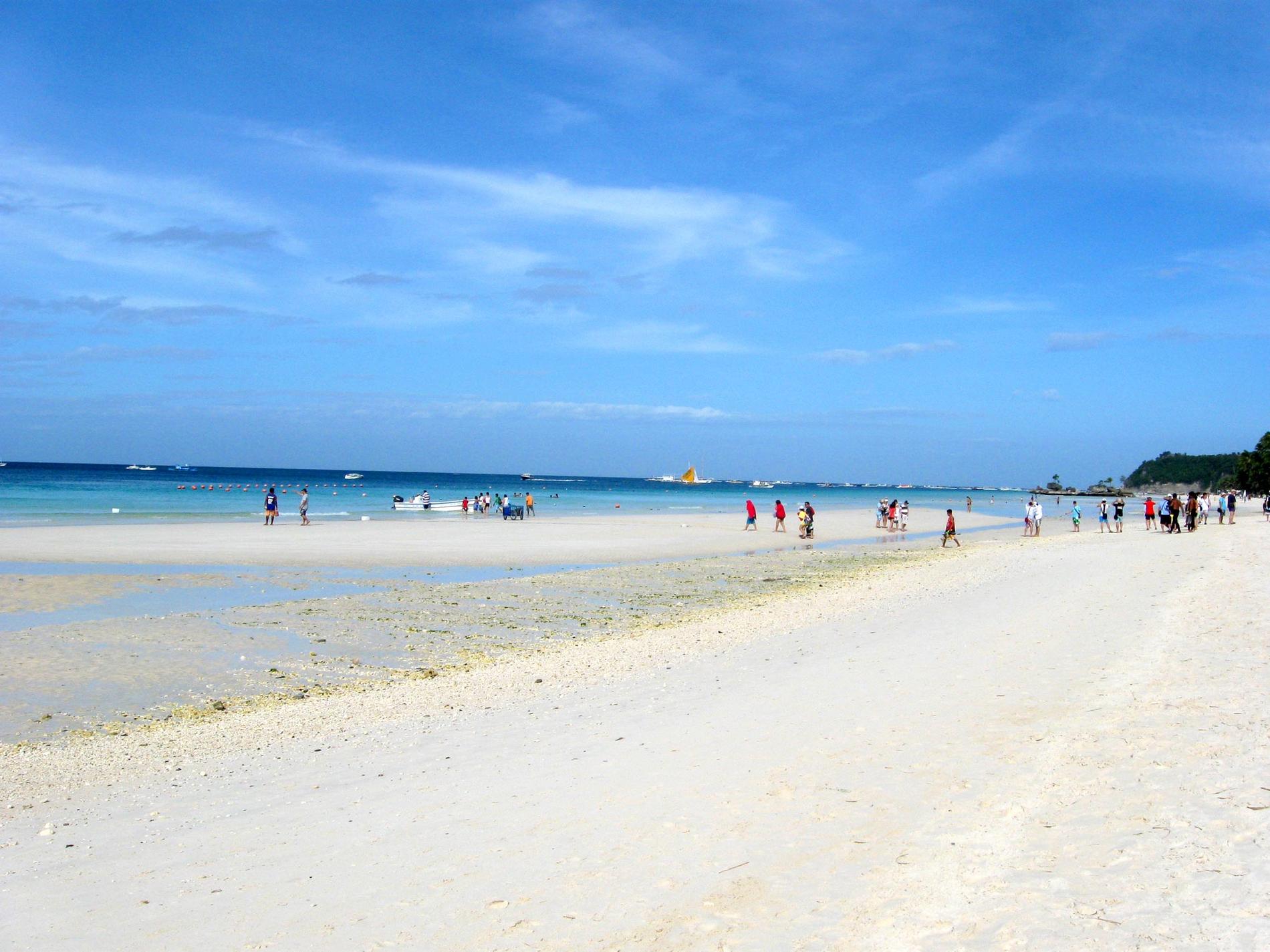 2. Boracay, Filippinerna Den lilla filippinska ön Boracay är bara sju kilometer lång, varav fem upptas av den magnifika White Beach på öns västra sida. Här ligger också de flesta av öns runt 200 hotell, restauranger och barer. Dessutom finns en rad mindre stränder lite varstans runt ön. Sök flyg till Filippinerna
Charter till Filippinerna kostar från 7000 kronor - kolla in här