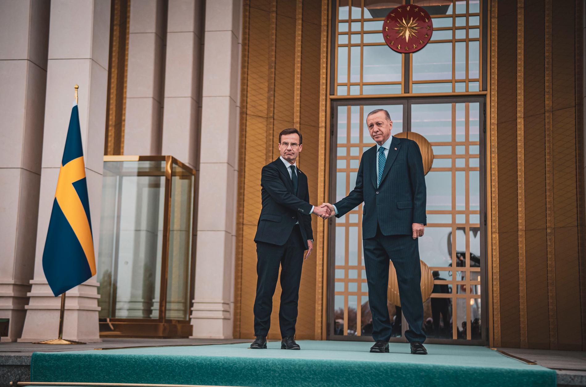 Statsminister Ulf Kristersson möter Turkiets president Erdogan i presidentpalatset för förhandlingar om Sveriges inträde i Nato.