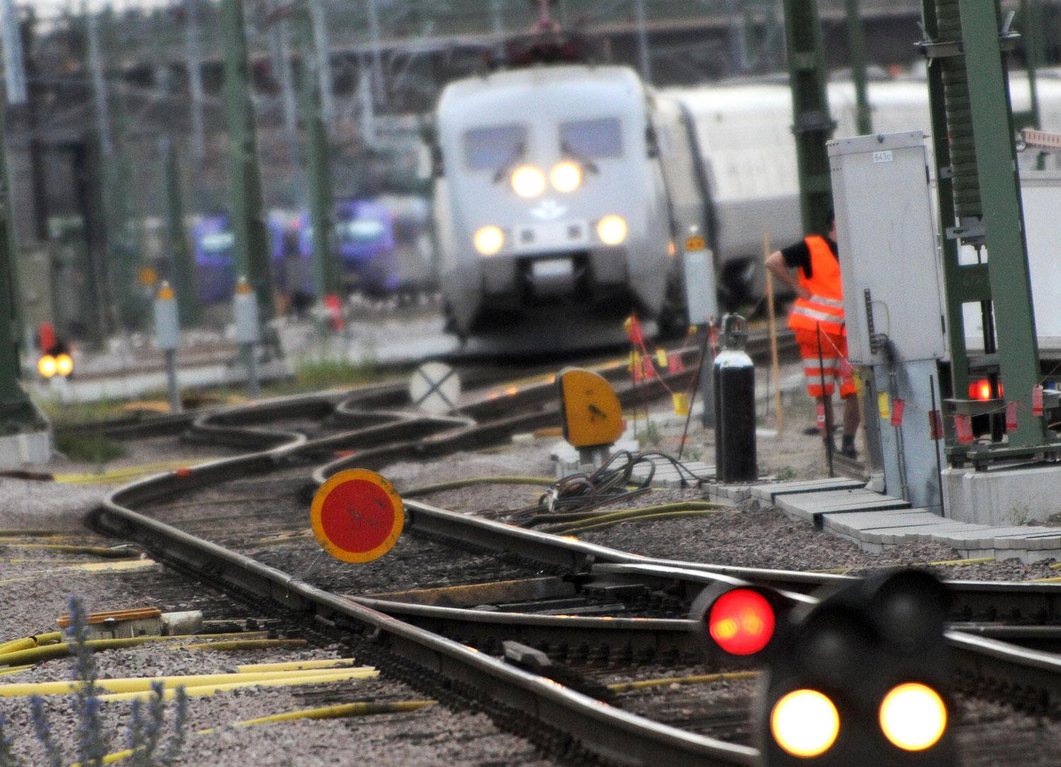 På grund av värmen stänger man tågtrafiken på en del sträckor i Kalmar län och Östergötland.