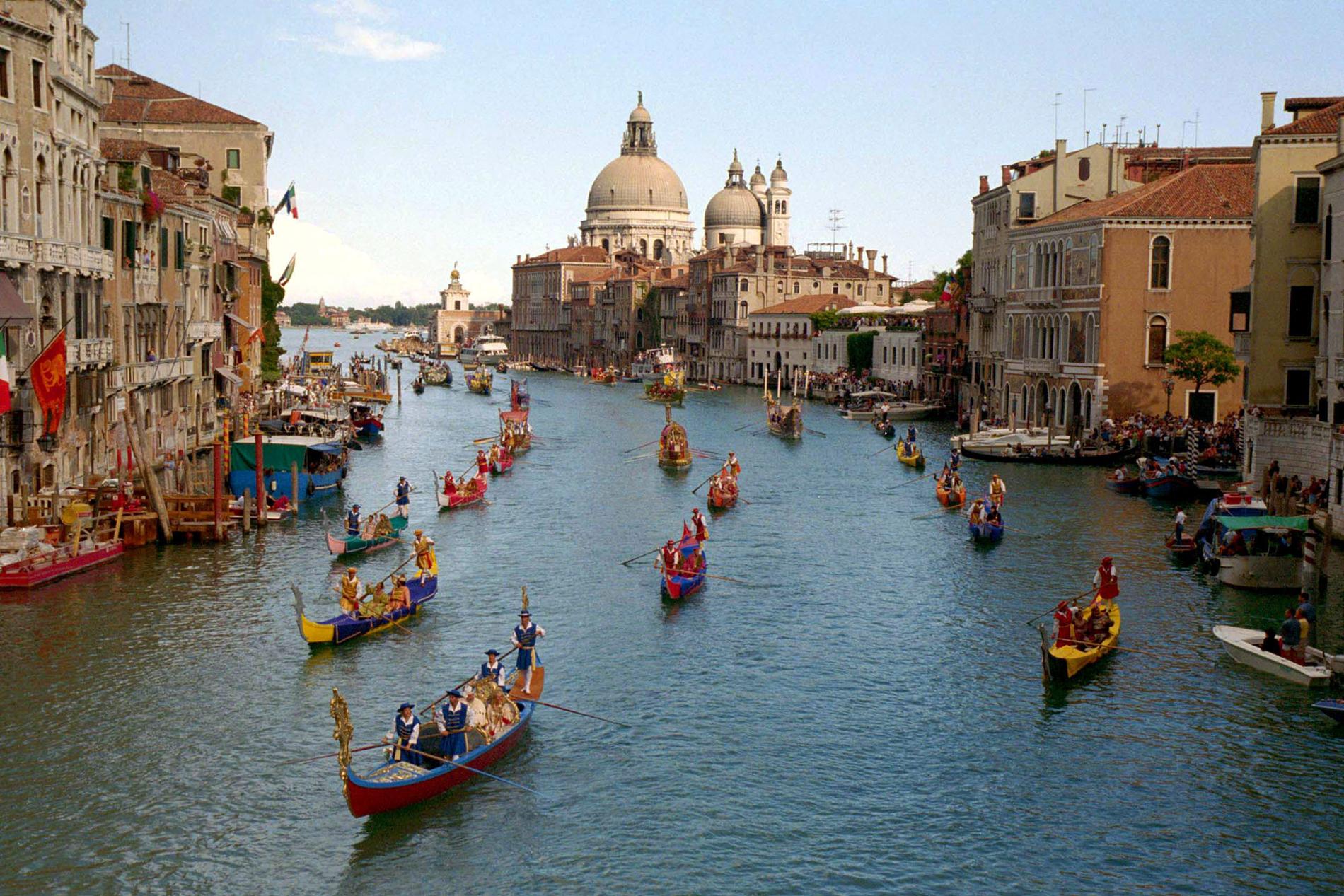 10. Venedig, Italien Kärlekens stad Venedig kammar hem tiondeplatsen. Hit åker du för att uppleva historia, god mat och inte minst – romantik.