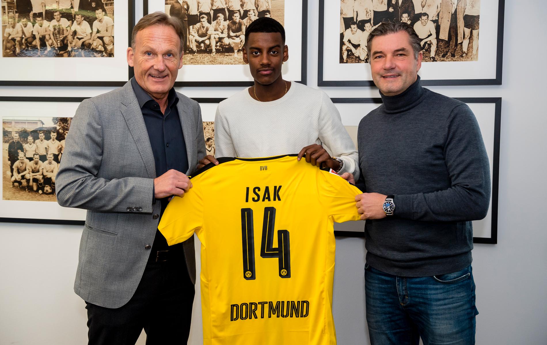 Alexander Isak i samband med att han presenterades för Dortmund.