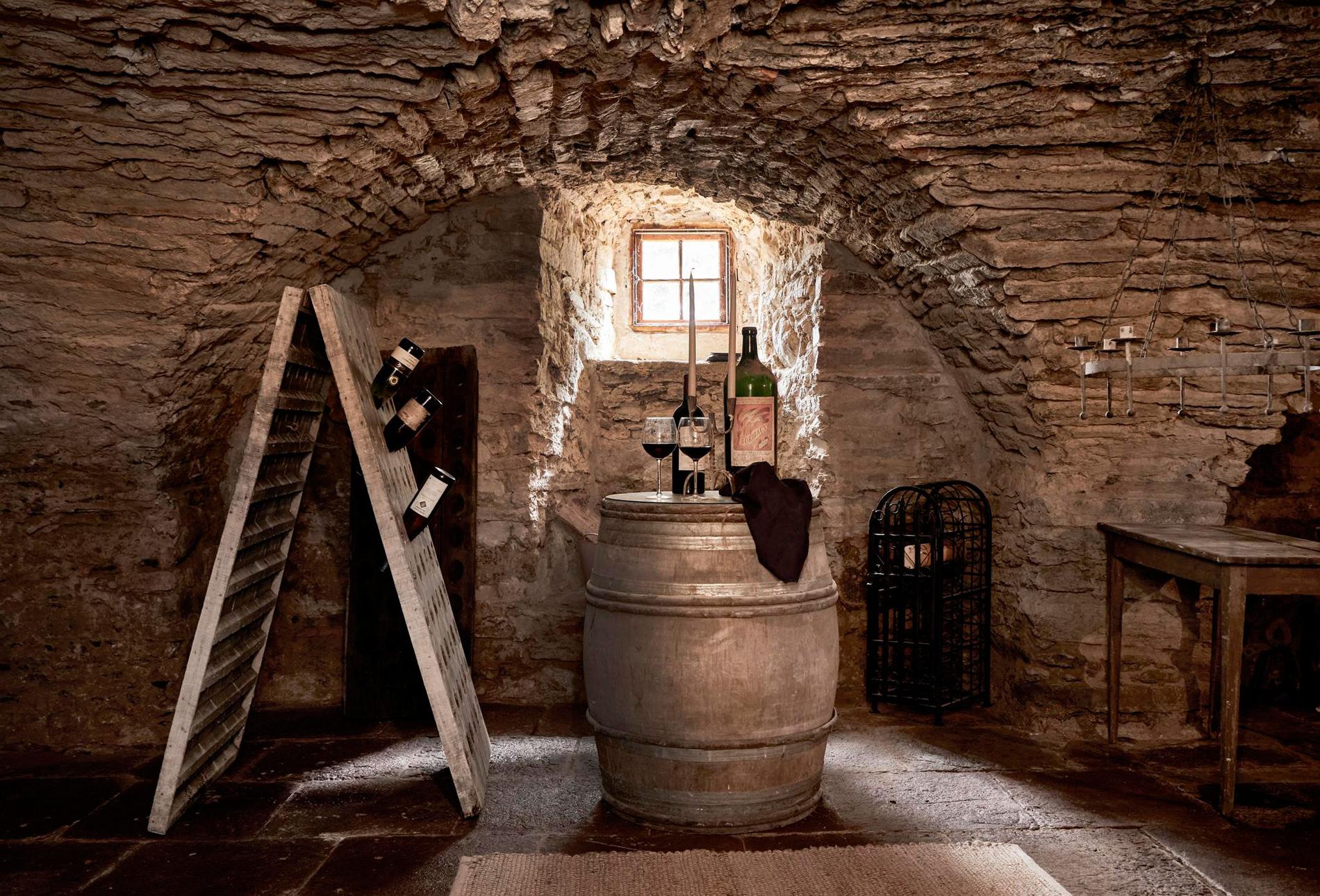 I slottet, som idag är bebott, finns 27 rum – om än små. Här vinkällaren från 1500-talet.