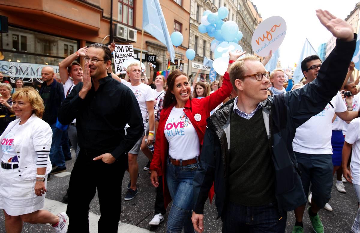 BORDE GÅ I TÄTEN Migrationsminister Tobias Billström (till höger) går här i 2010 års Prideparad för att ­visa sitt stöd. Debattörerna tycker att han borde ta initiativet att se över lagarna som gör att homosexuella skickas tillbaka till länder som förbjuder homosexualitet.