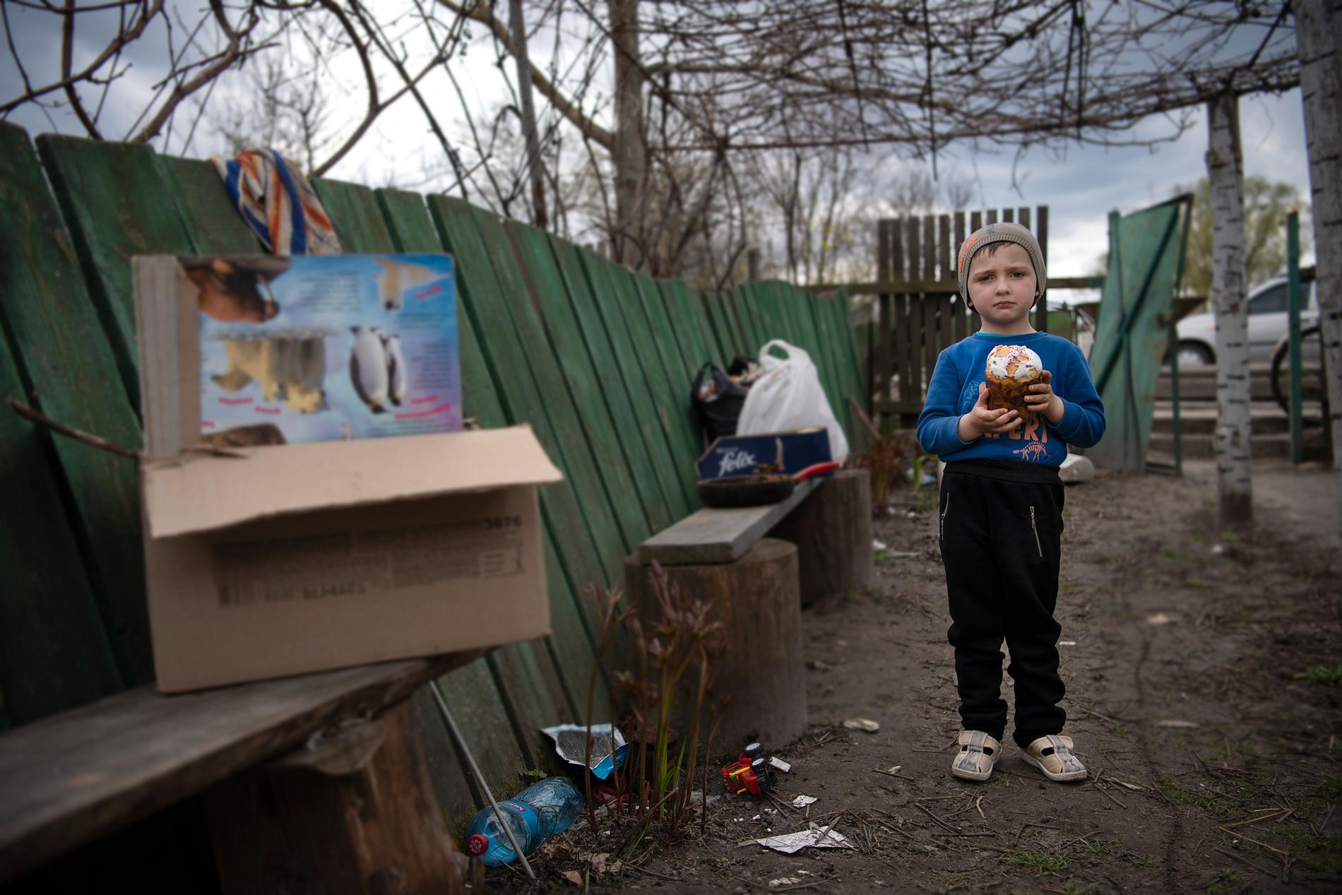 Volodymyr, 4, utanför familjens förstörda hus.