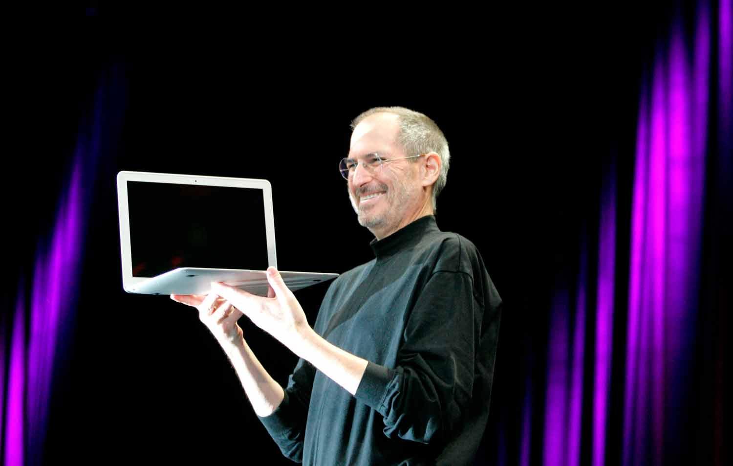 Långt från Apple I På MacWorld i San Francisco 2008 visar Steve Jobs upp den första MacBook Air.