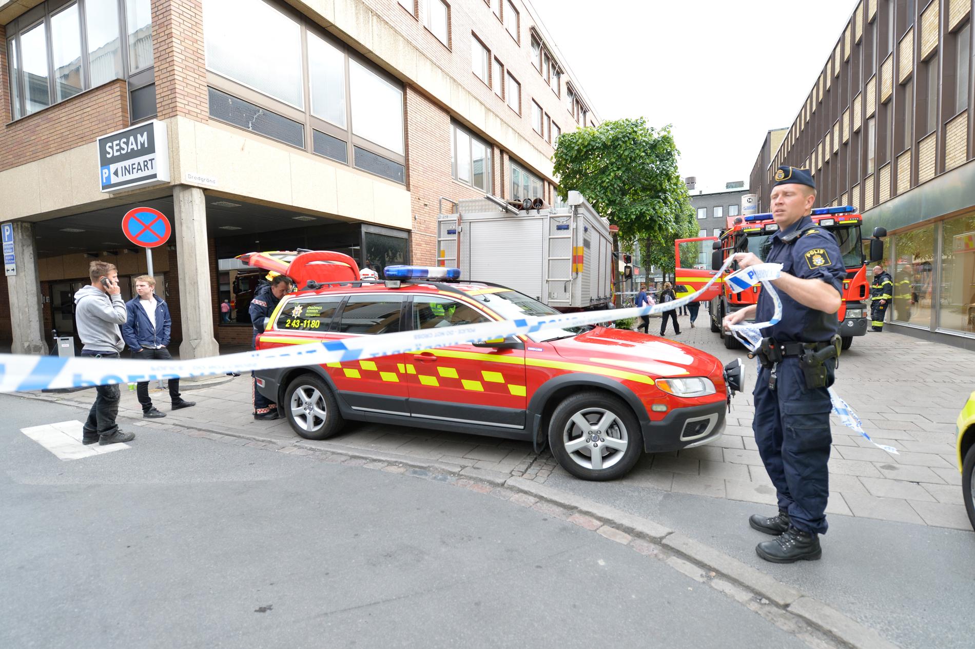 Flera till sjukhus efter att en mystisk doft spridit sig i en butik i Jönköping.