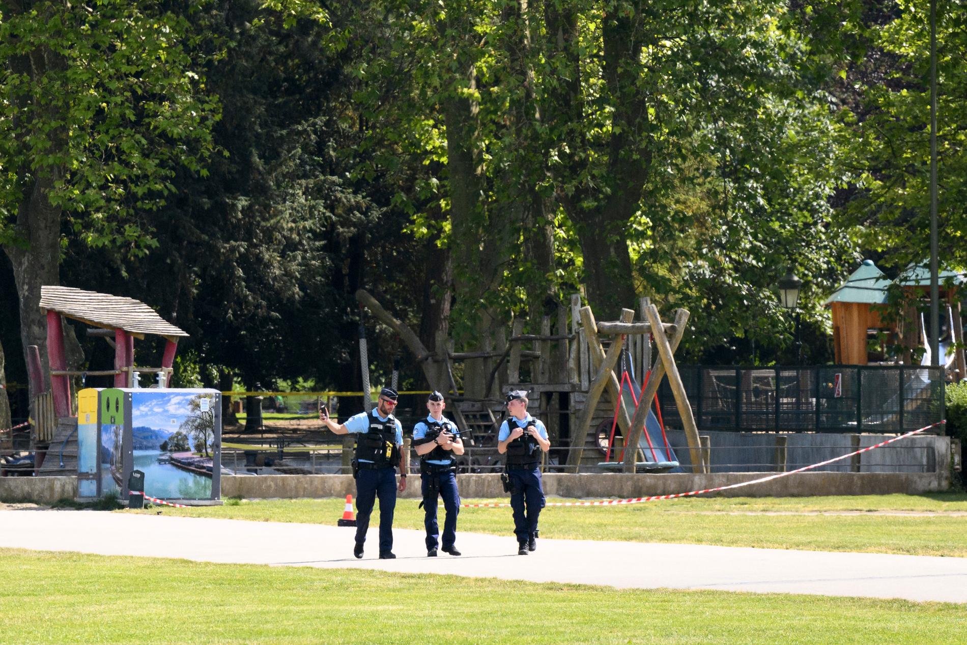 Polis på plats i närheten av lekplatsen efter attacken på torsdagen. 