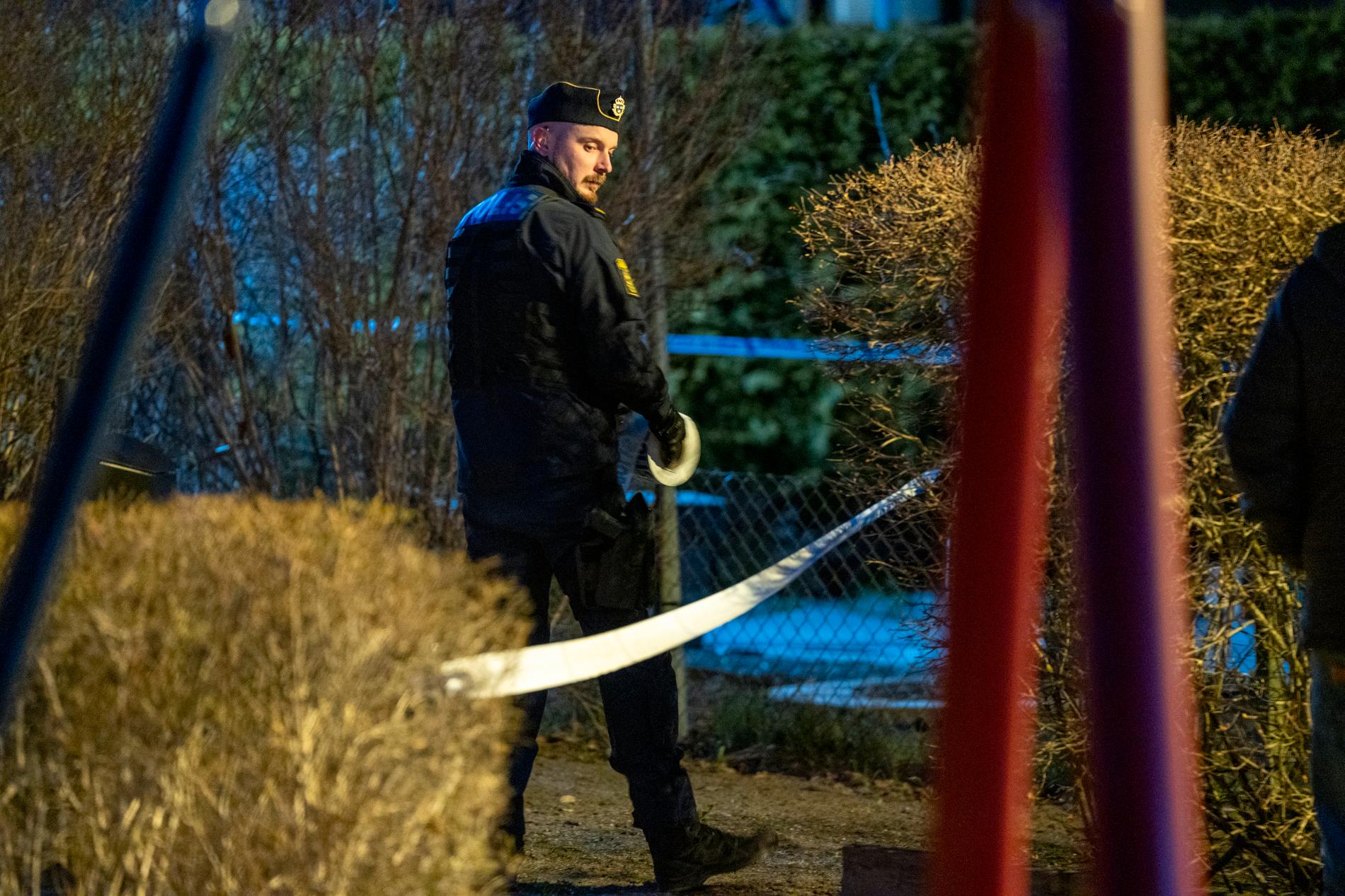 Polis på plats i Södertälje på tisdagskvällen. 