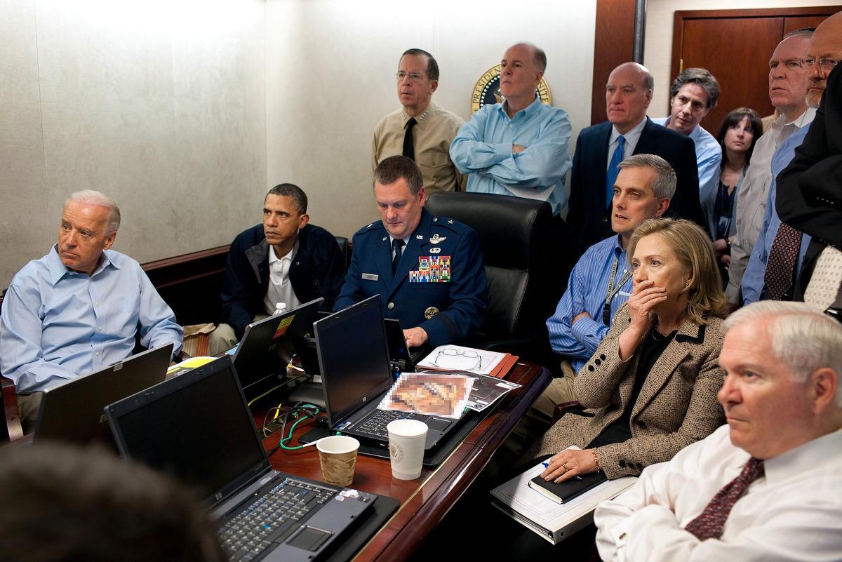 HISTORISKA BILDEN Fotot från Vita husets ”Situation room” påstods visa hur president Barack Obama och hans medarbetare följde räden mot bin Ladin. Men i efterhand avslöjades att de i själva verket inte såg något, på grund av en teknisk blackout.