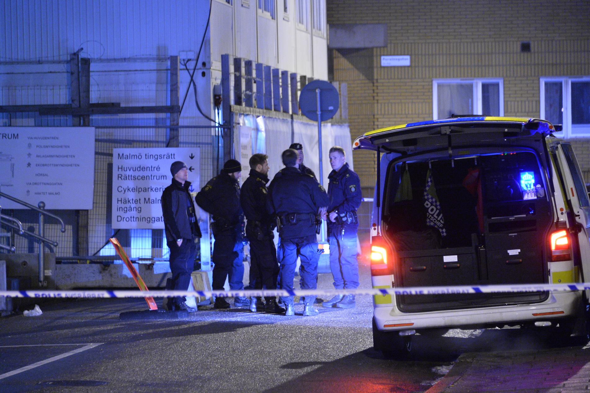 Explosion vid tingsrätten En bomb eller en kraftig fyrverkeripjäs exploderade utanför tingsrätten i Malmö.