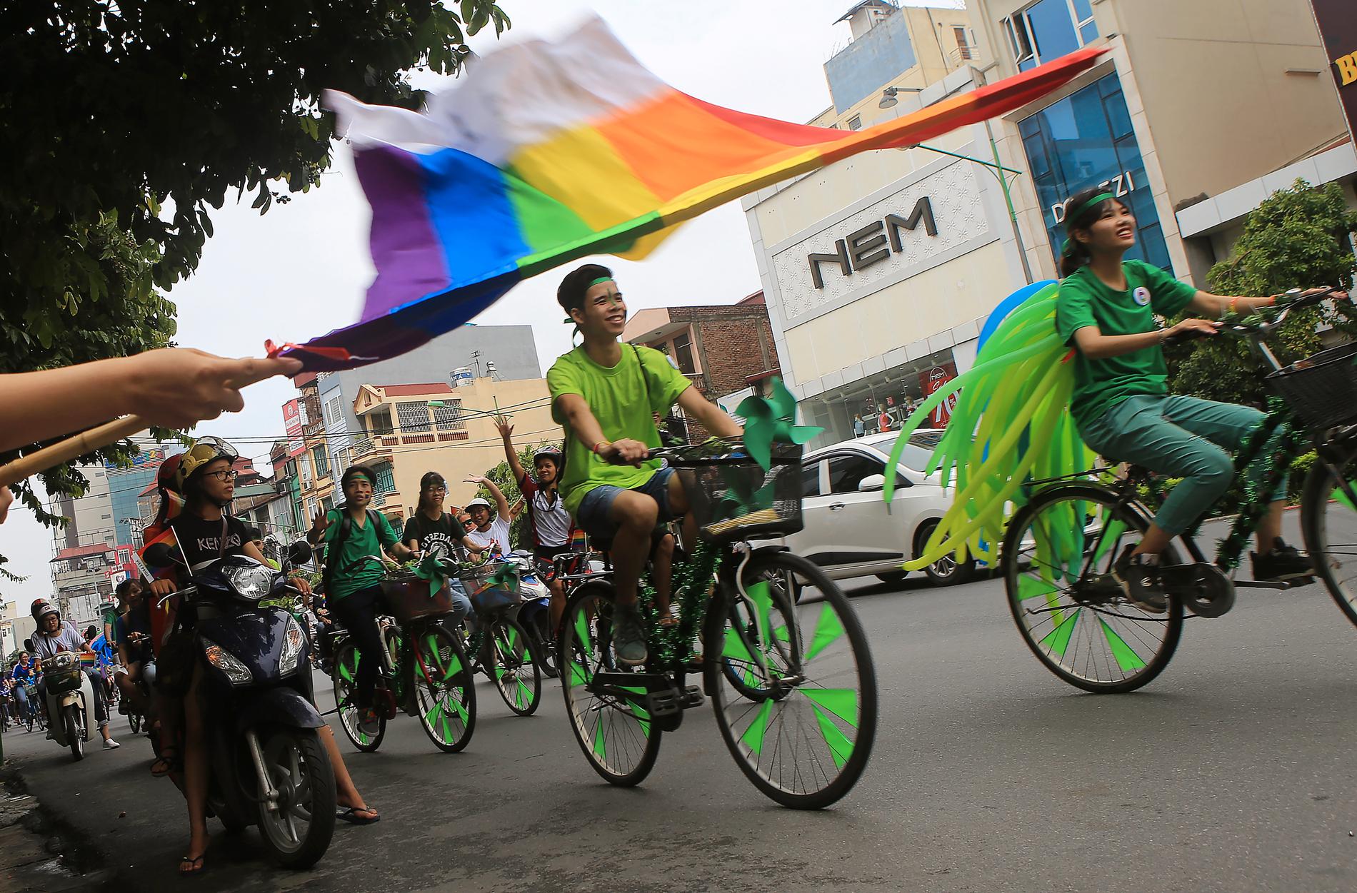 Cykelburna deltagare i en prideparad i Hanoi i Vietnam. Arkivbild.