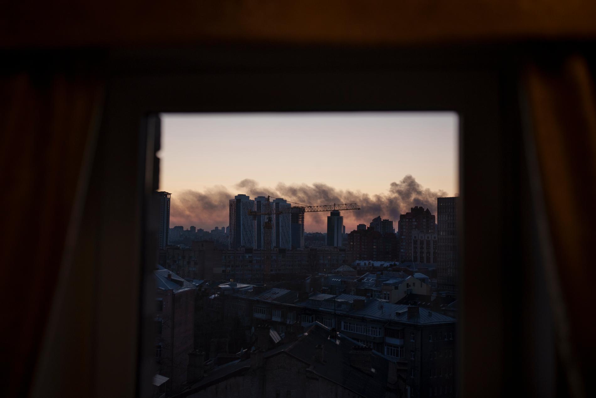 Rök efter en explosion i Kiev, Ukraina.