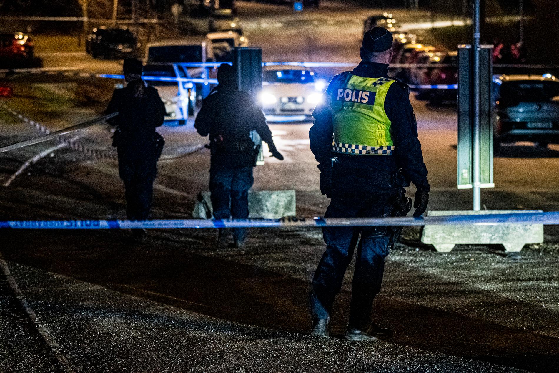 Polisinsats vid en skjutning söder om Stockholm.