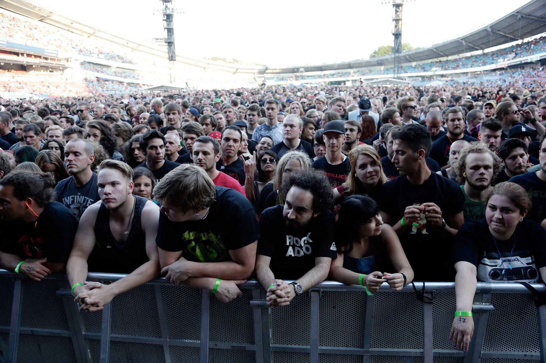Rusning till bästa plats – redan timmar före konserten trängdes Metallica-fansen framför scen.