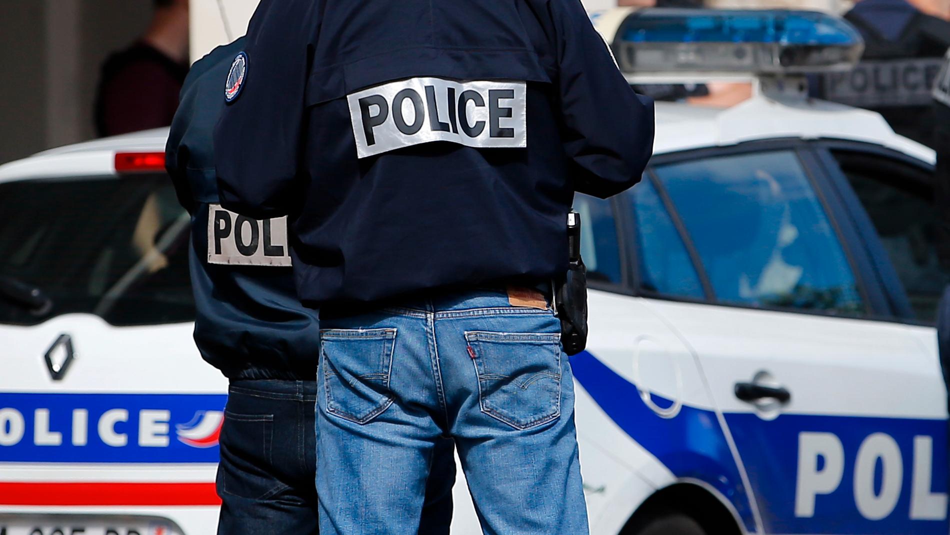 En fransk polis dödades av misstag när en kollega lekte med sitt vapen, enligt en källa. Arkivbild.