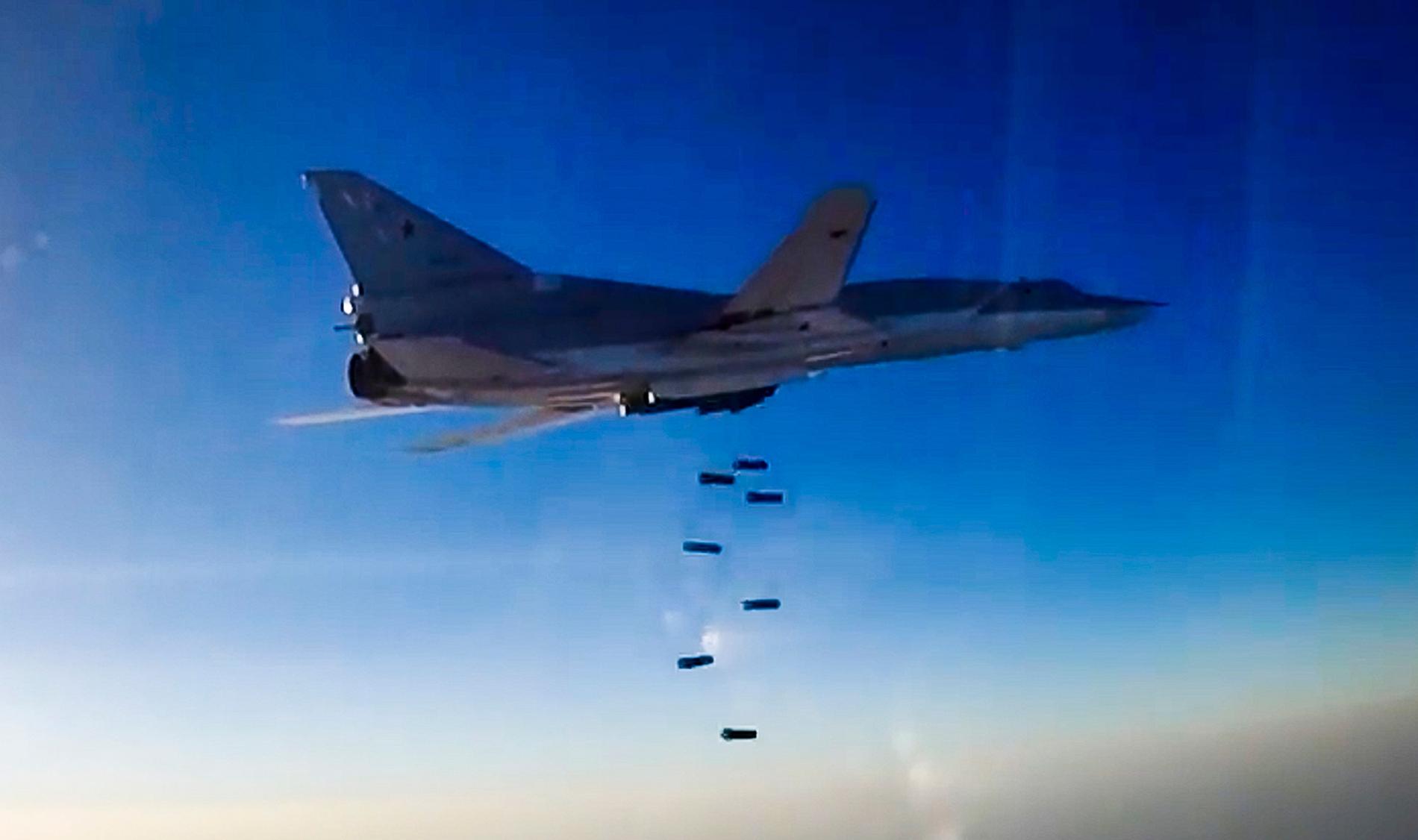 En stillbild från en film från det ryska försvarsdepartementet visar en rysk Tu-22M3 som bombar Aleppo-regionen i Syrien. Bilden är från den 16 augusti.