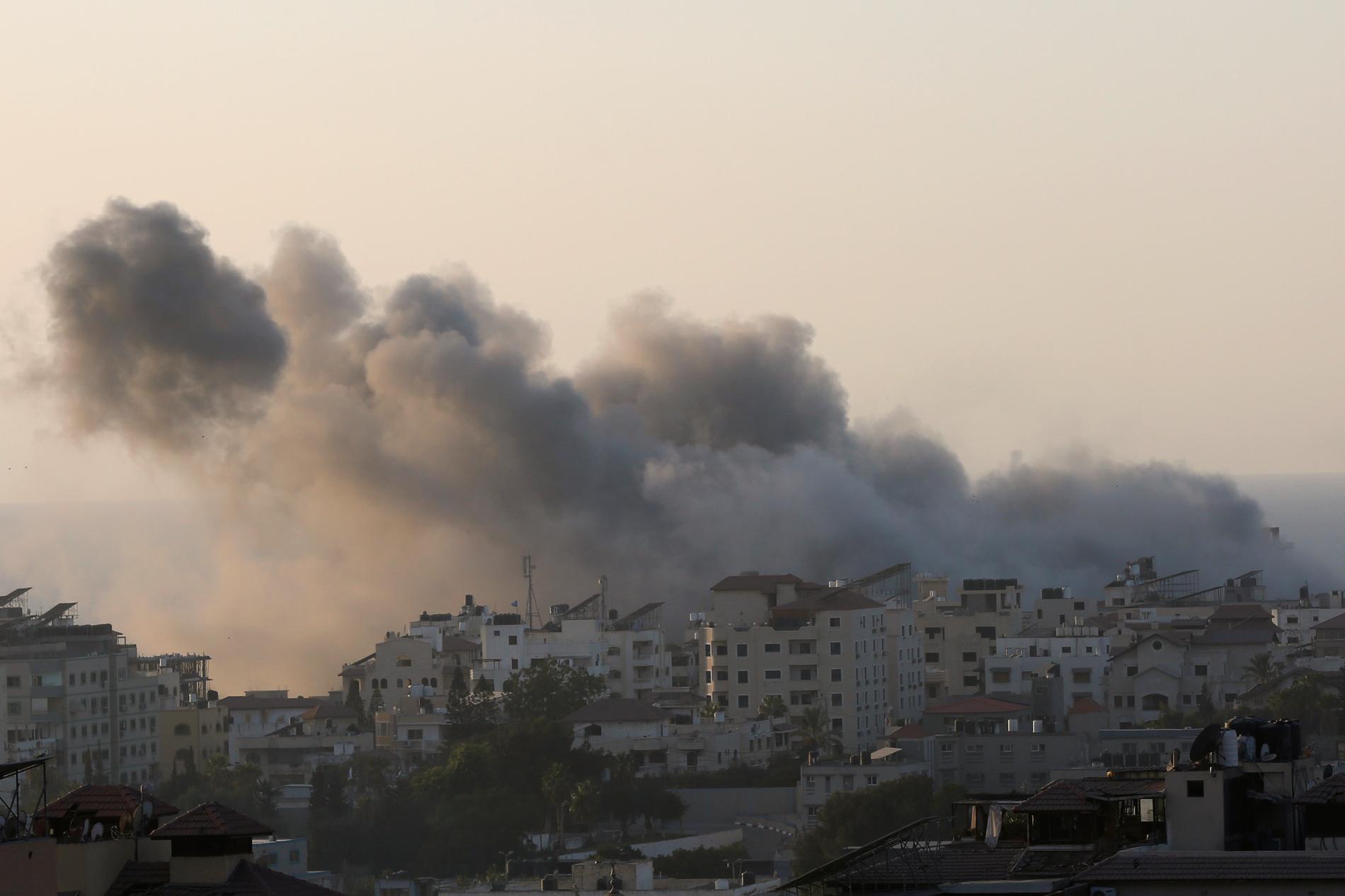 Röken stiger efter israeliska luftangrepp på Gaza stad under måndagen.