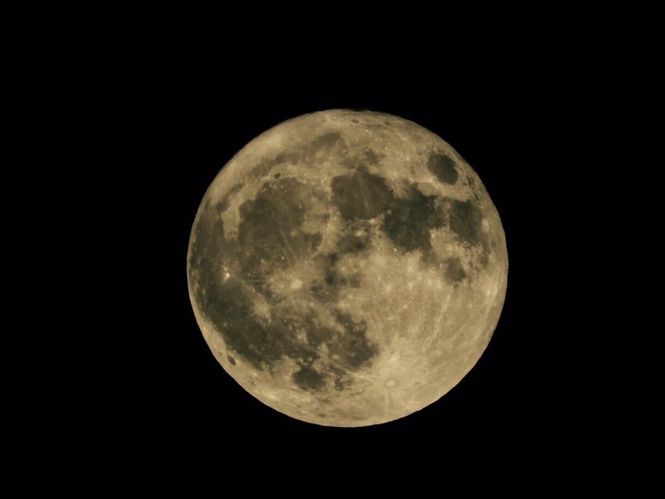 En närbild på månen över Sollentuna.