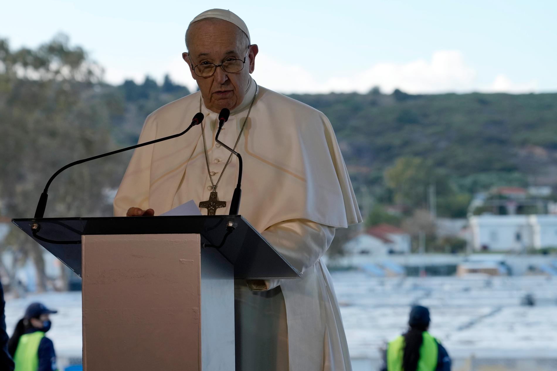 Påve Franciskus under söndagens tal på Lesbos.