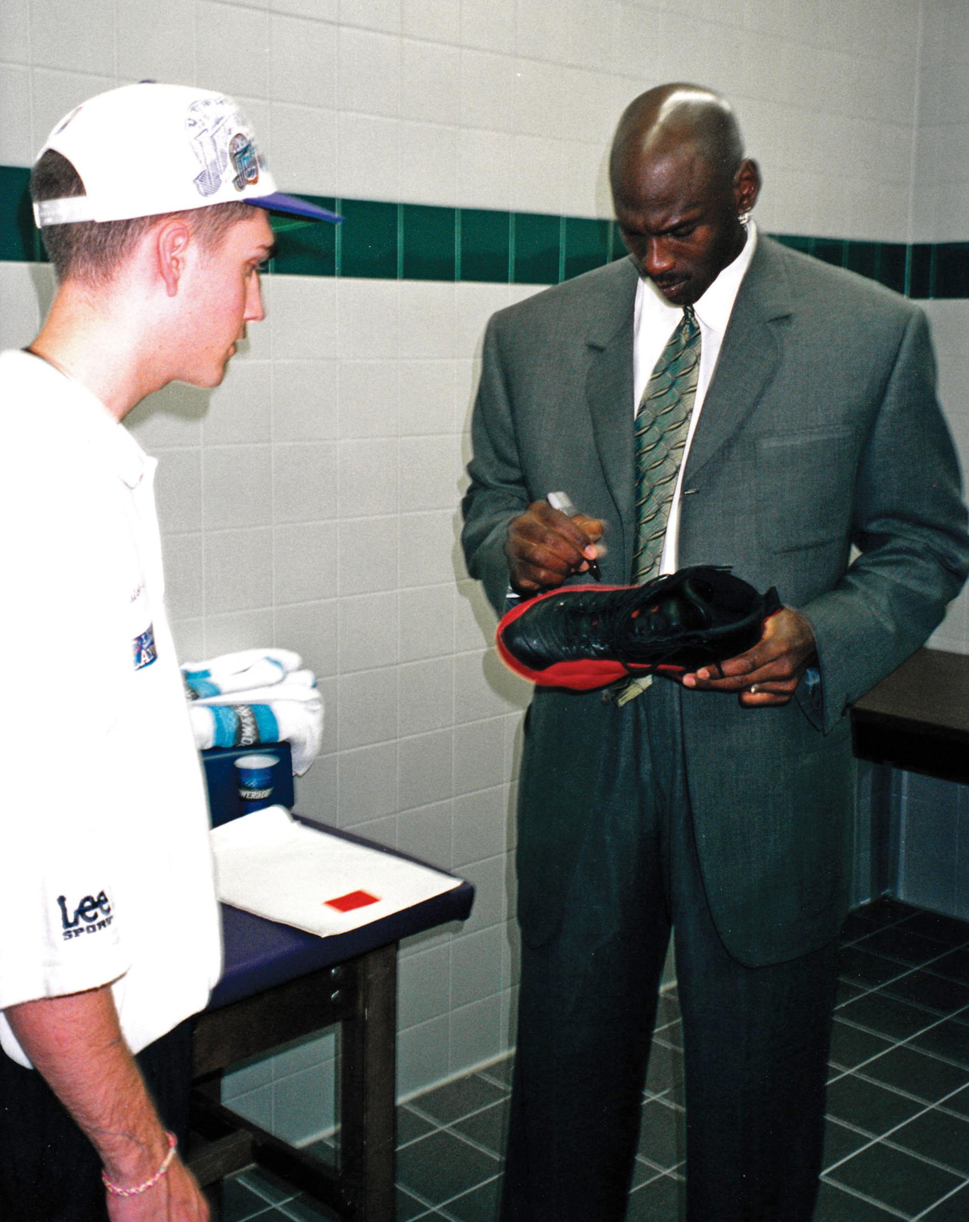 Michael Jordan signerar skorna till bollpojken Preston Truman.