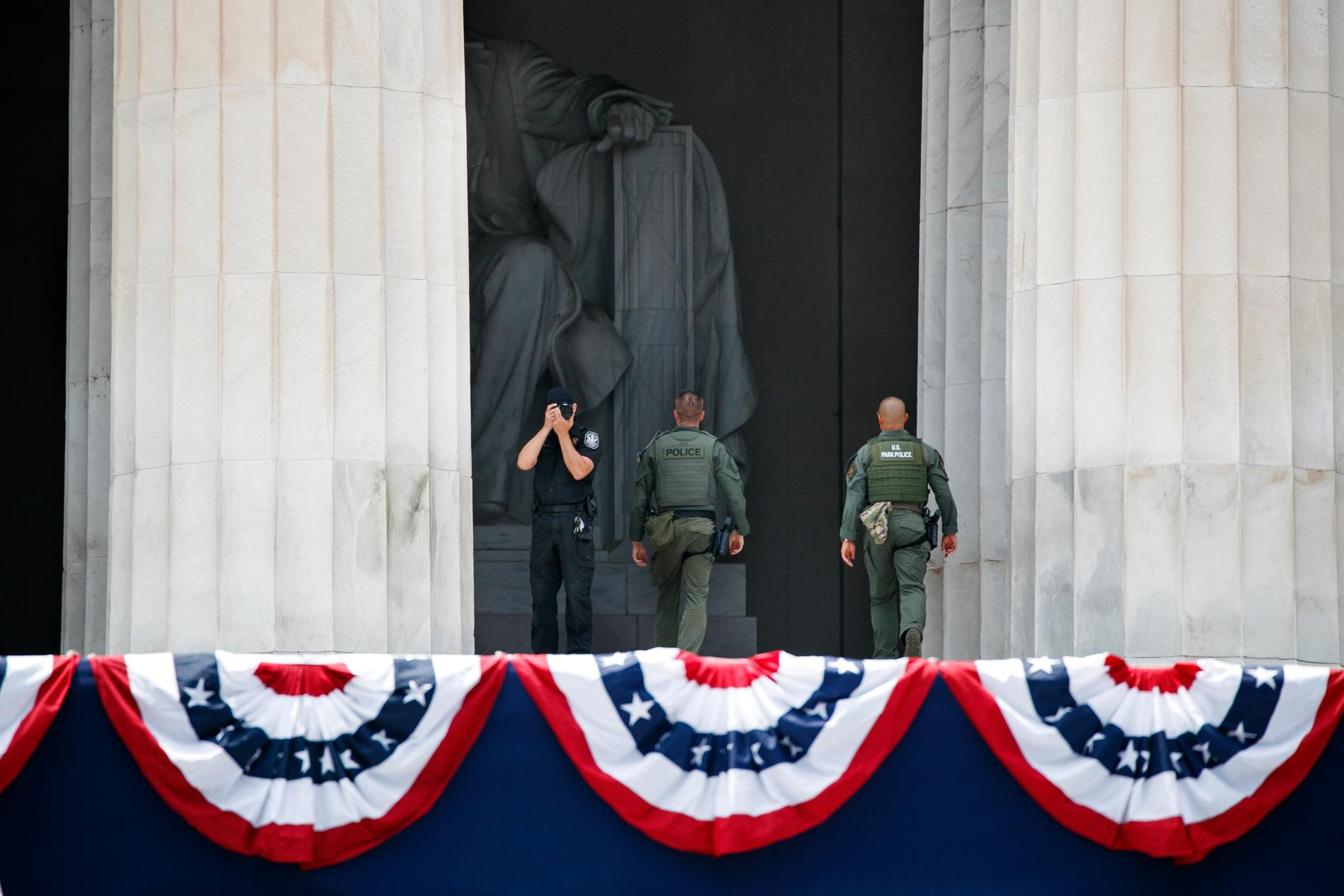 På torsdagen är den nationaldag i USA, – Fourth of July. Polis och säkerhetspersonal inspekterar Lincoln Memorial där USA:s president Donald Trump ska hålla ett nationaldagstal.