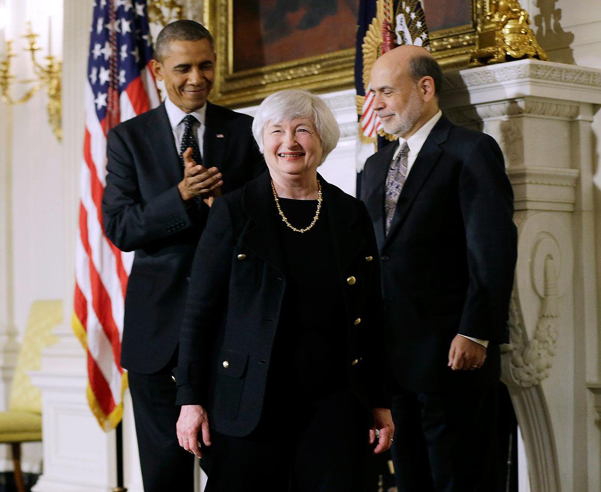 Välkomnat besked President Barack Obama applåderar Janet Yellen, som var hans val att ersätta Ben Bernanke, till höger, som ordförande för USA:s centralbank.