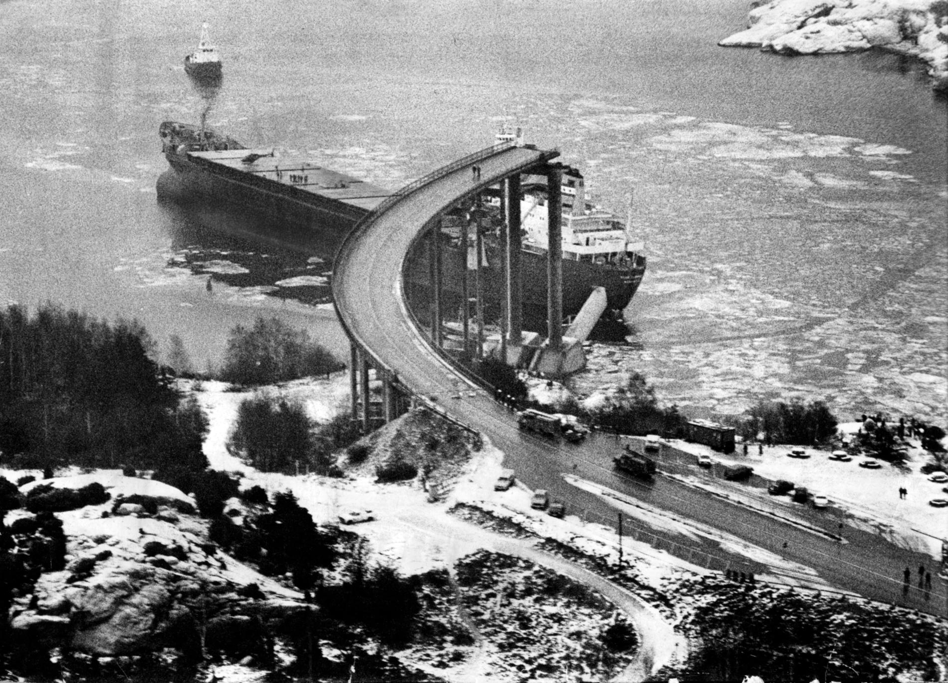 Åtta personer omkom när Tjörnbron rasade efter att fartyget ”Star Clipper” rammat ett brofäste 1980.